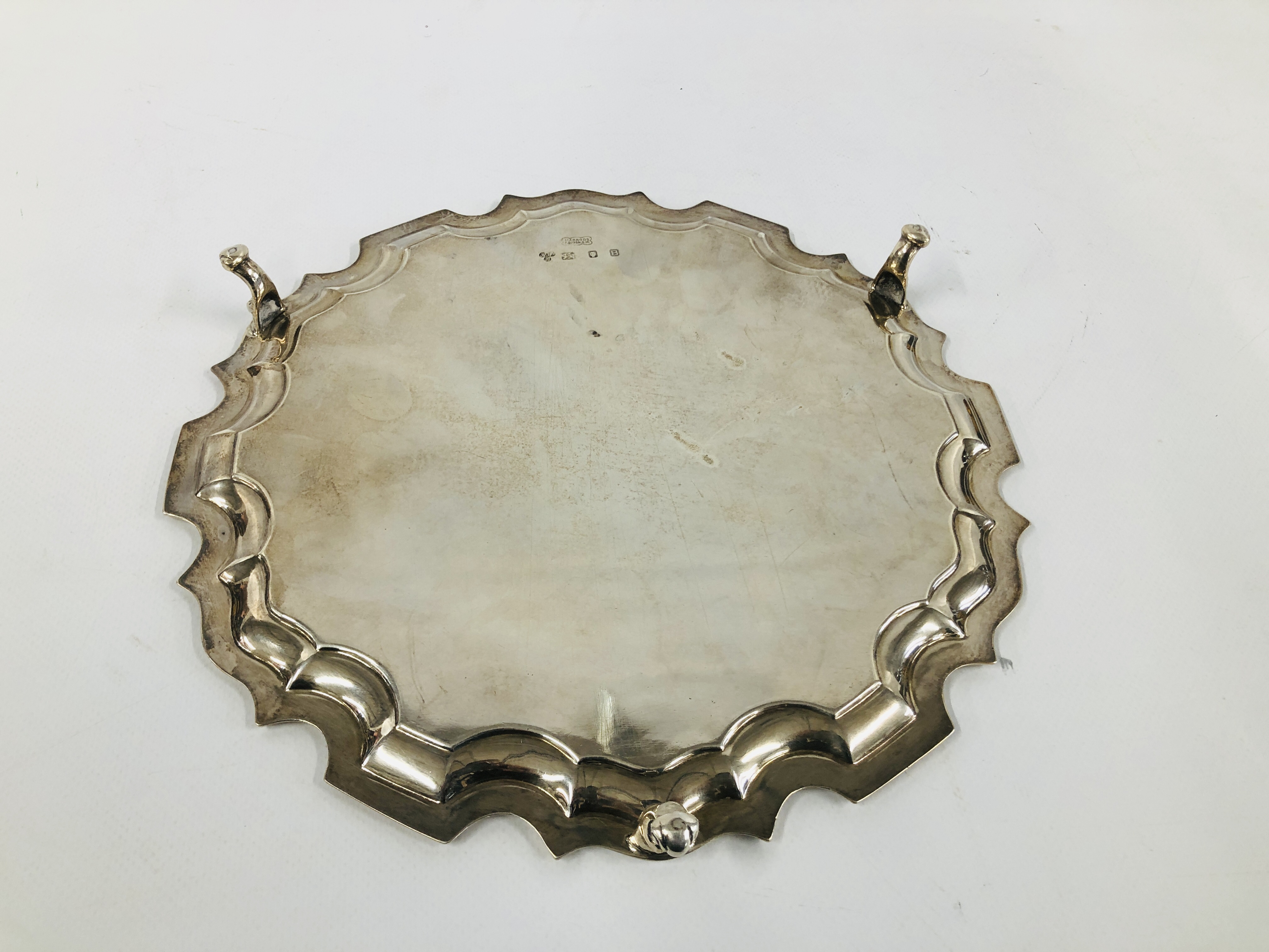 A SILVER PIE CRUST SALVER ON TRIPOD BASE, BY RICHARD BURBRIDGE "HARRODS" LONDON 1937 DIA. 26CM. - Image 8 of 9