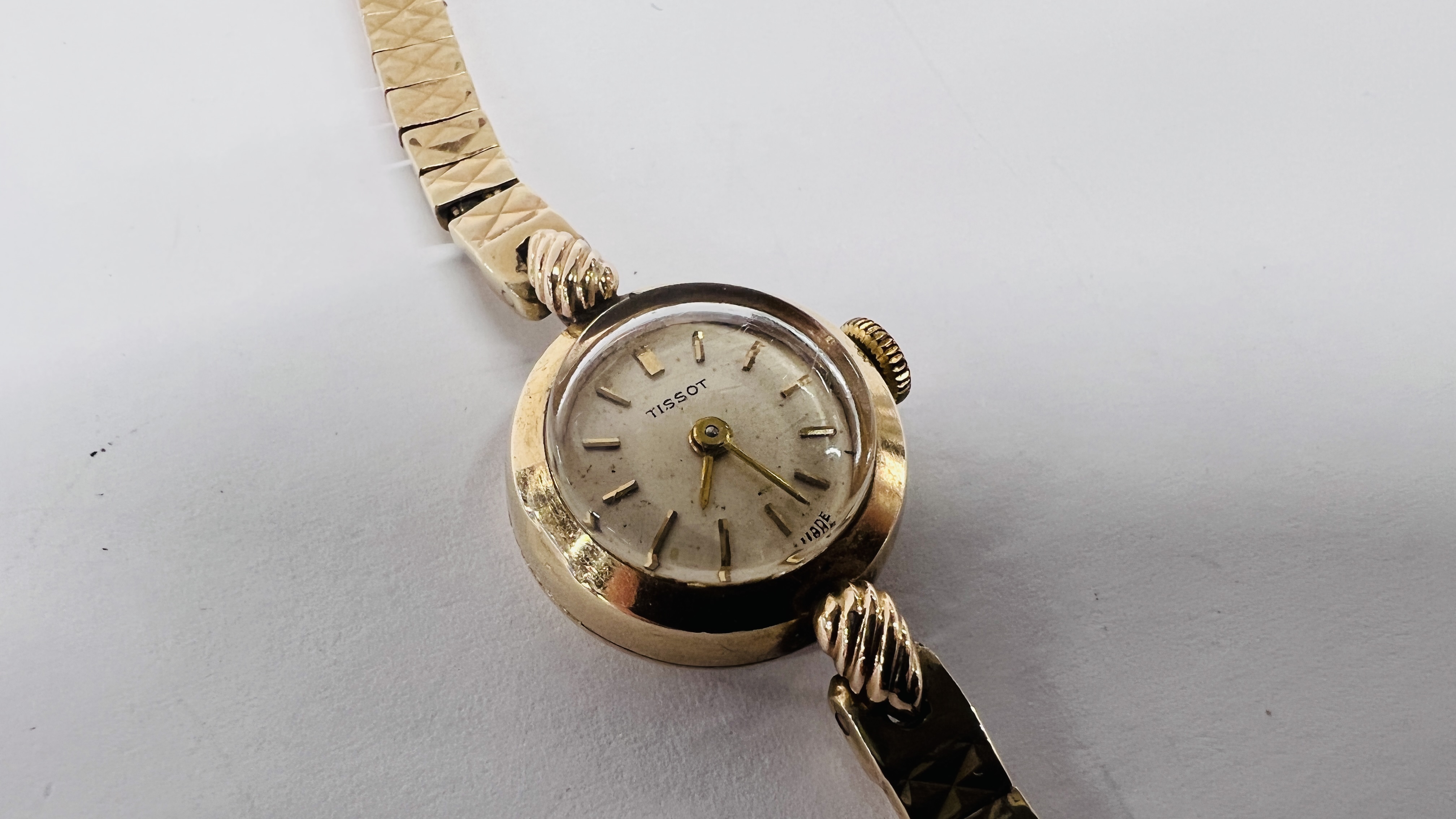 A LADY'S 9CT GOLD TISSOT WRISTWATCH WITH BATON NUMERALS, ON A 9CT GOLD BRACELET. - Image 7 of 13