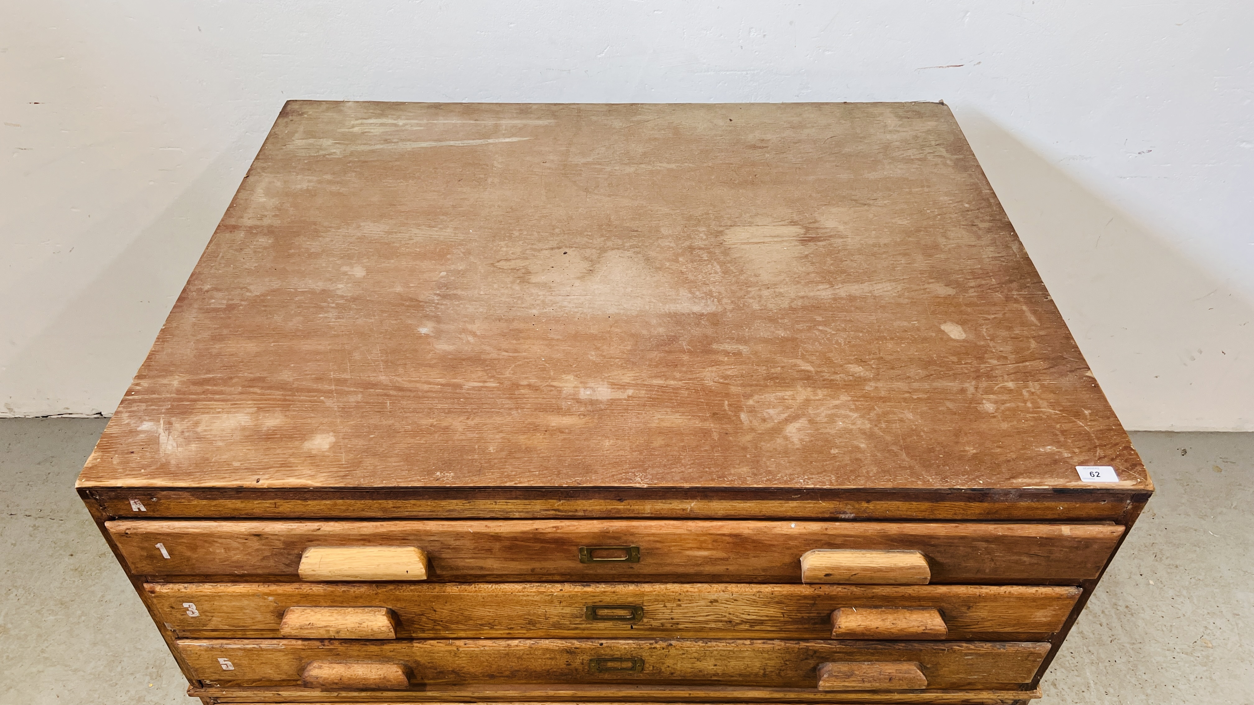 AN ANTIQUE OAK SIX DRAWER PLAN CHEST WIDTH 115CM. DEPTH 90CM. HEIGHT 90CM. - Image 4 of 15