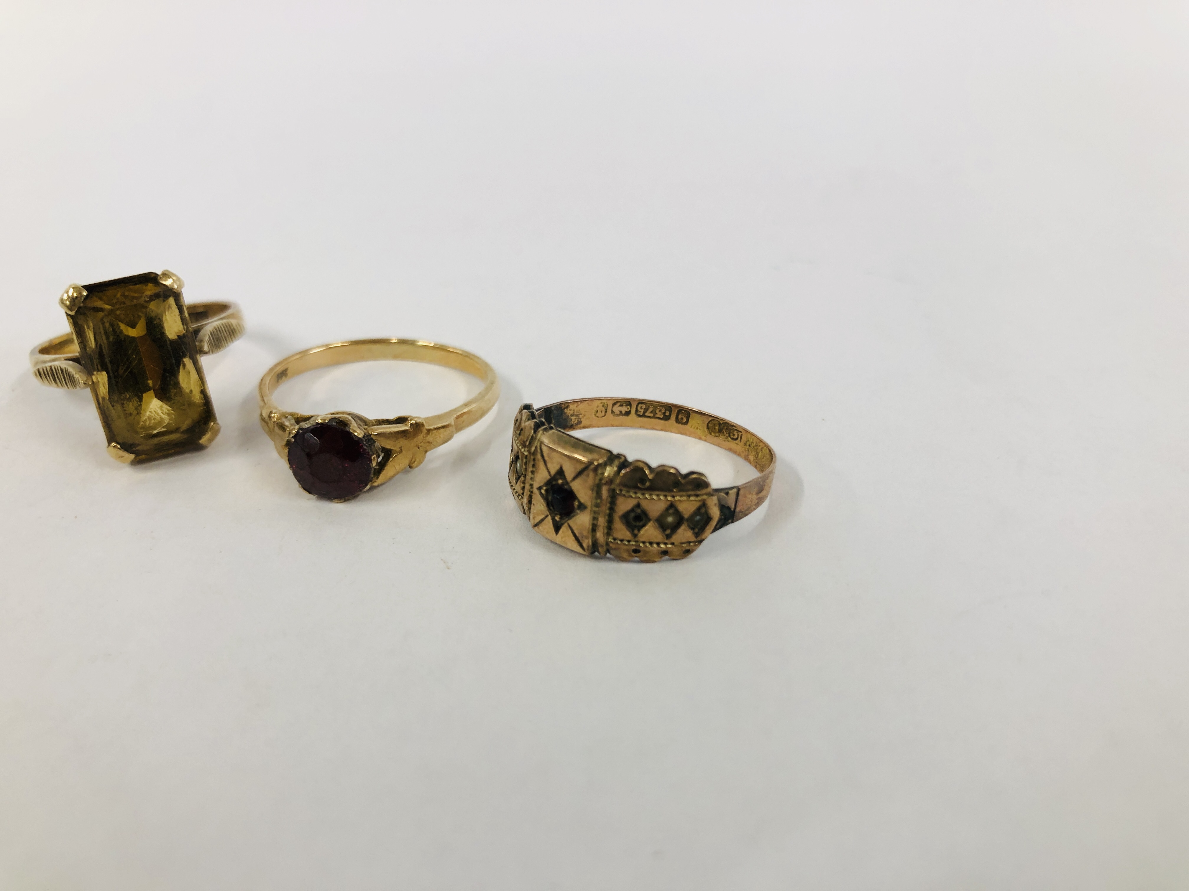 A GROUP OF THREE 9CT GOLD RINGS TO INCLUDE GYPSY STYLE, SINGLE STONE SET RING, - Image 2 of 11