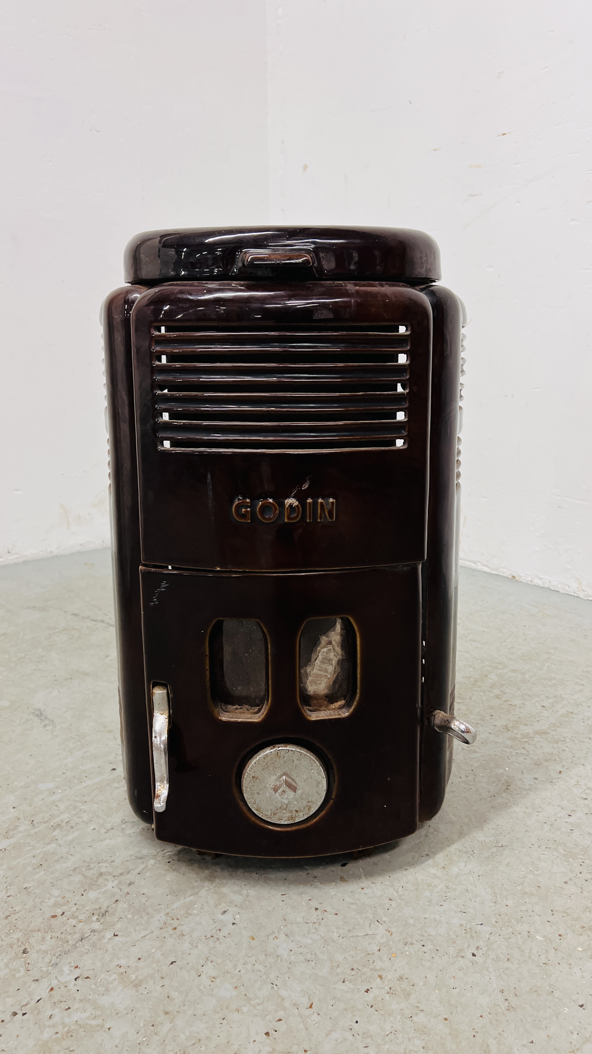 A SMALL GODIN VITREOUS ENAMELLED SOLID FUEL STOVE - HEIGHT 57CM.