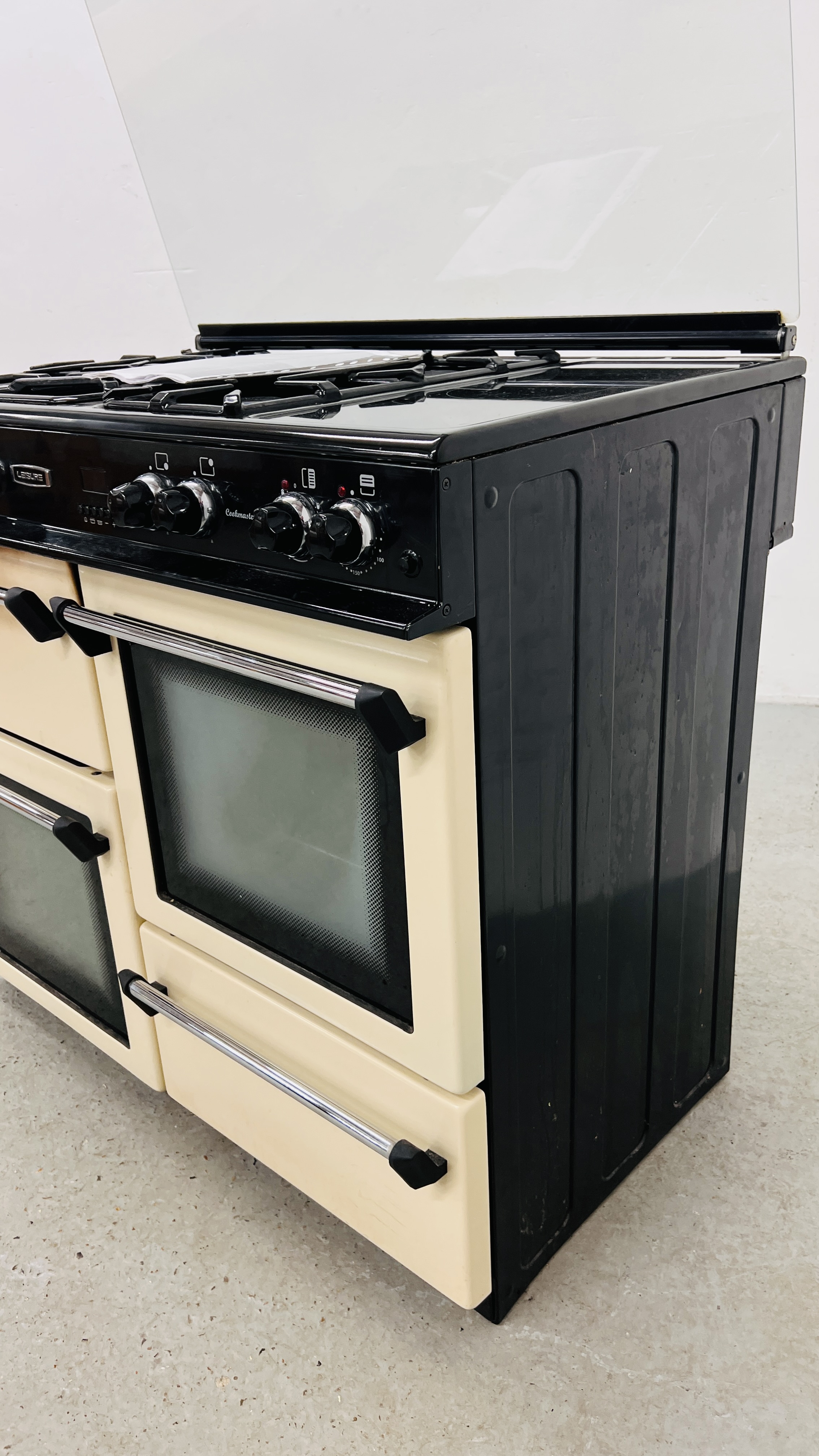 LEISURE COOKMASTER 101 ELECTRIC COOKER RANGE WITH GAS HOB (WITH USER GUIDE) WIDTH 100CM. - Image 19 of 28