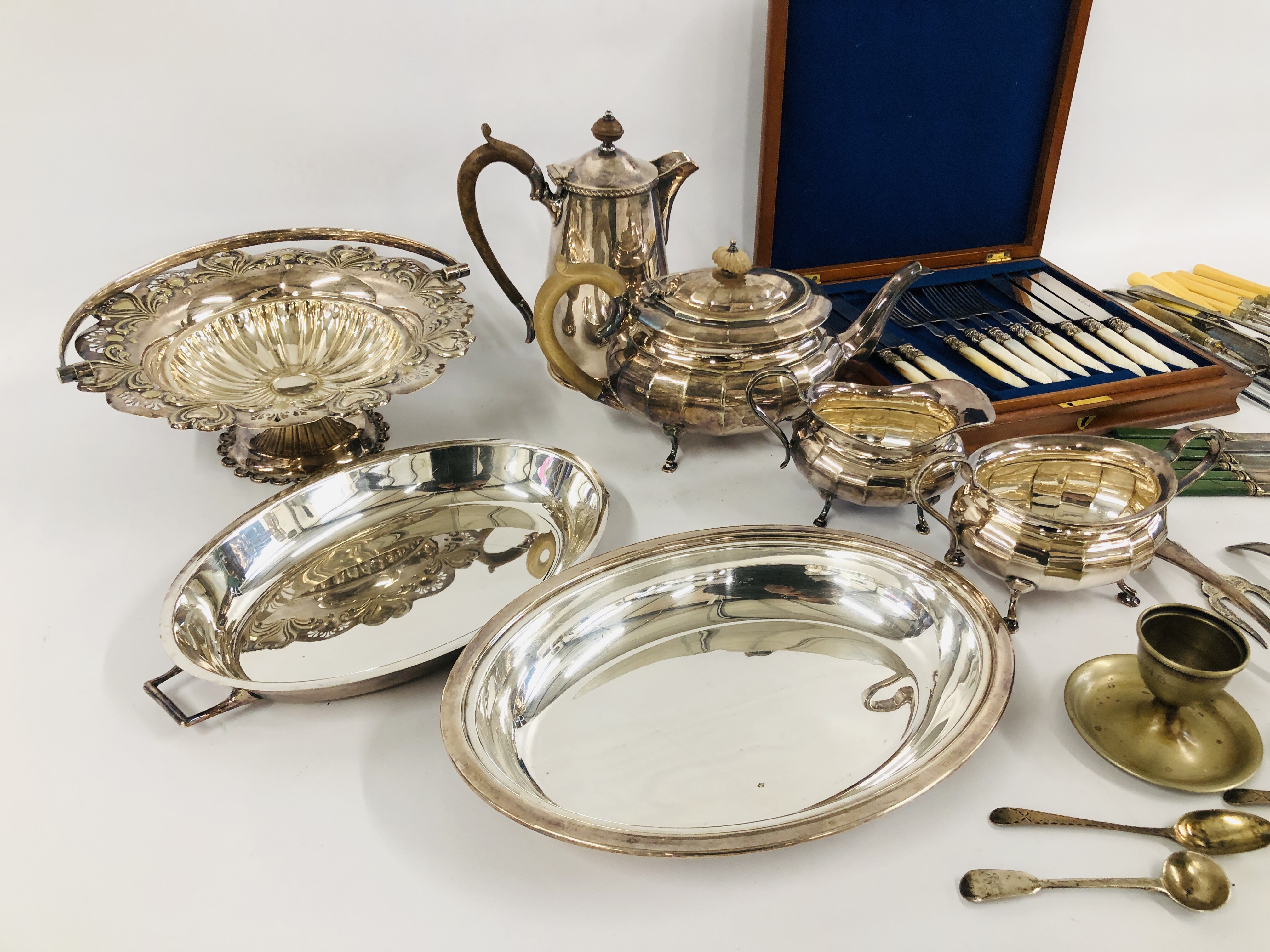 BOX OF ASSORTED VINTAGE SILVER PLATED WARE TO INCLUDE TREEN, THREE PIECE TEA SET + COFFEE POT, - Image 2 of 10