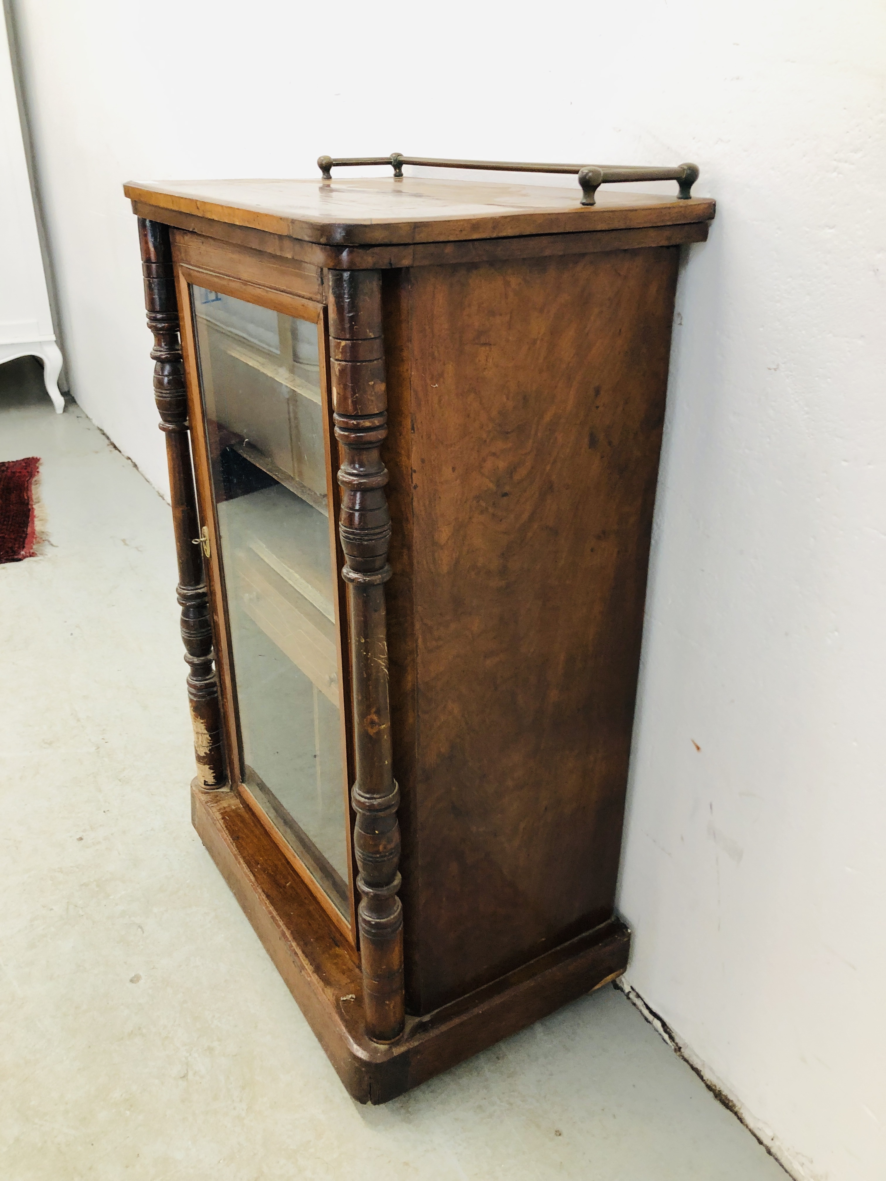 ANTIQUE VICTORIAN INLAID BURR WALNUT MUSIC CABINET WITH INTERIOR SINGLE DRAWER AND BRASS UPSTAND - Image 3 of 10