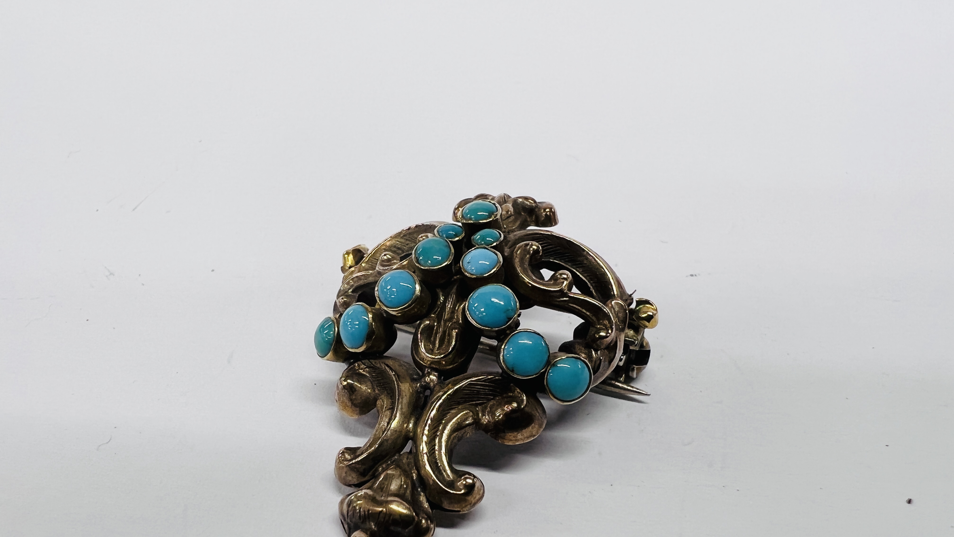 A YELLOW METAL TURQUOISE BROOCH, THE GRADUATED STONES IN A SCROLLED SETTING. - Image 7 of 8