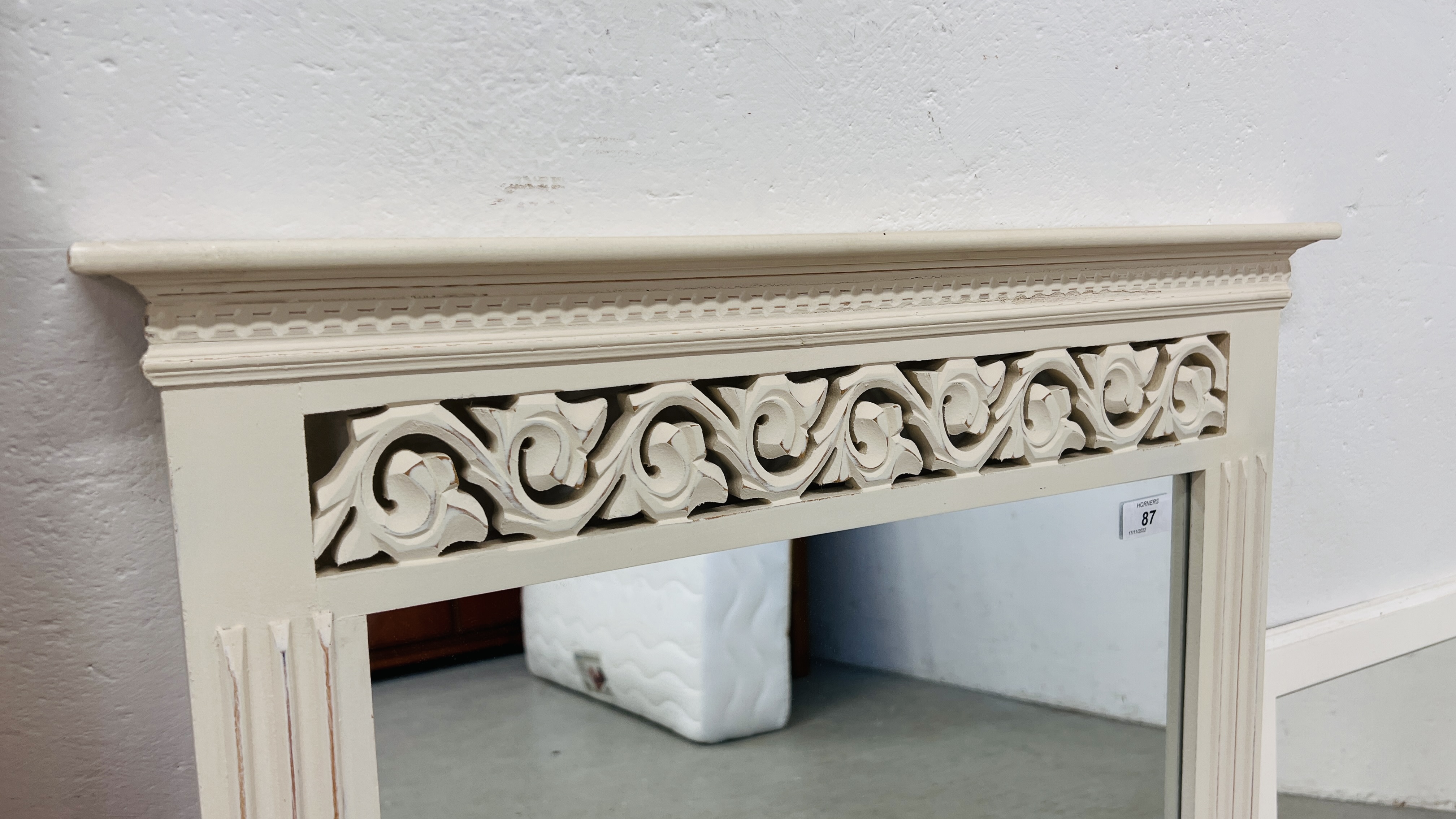 MODERN CREAM FINISH WALL MIRROR WITH DECORATIVE FRETWORK CARVED DETAIL WIDTH 62CM. HEIGHT 84CM. - Image 3 of 5