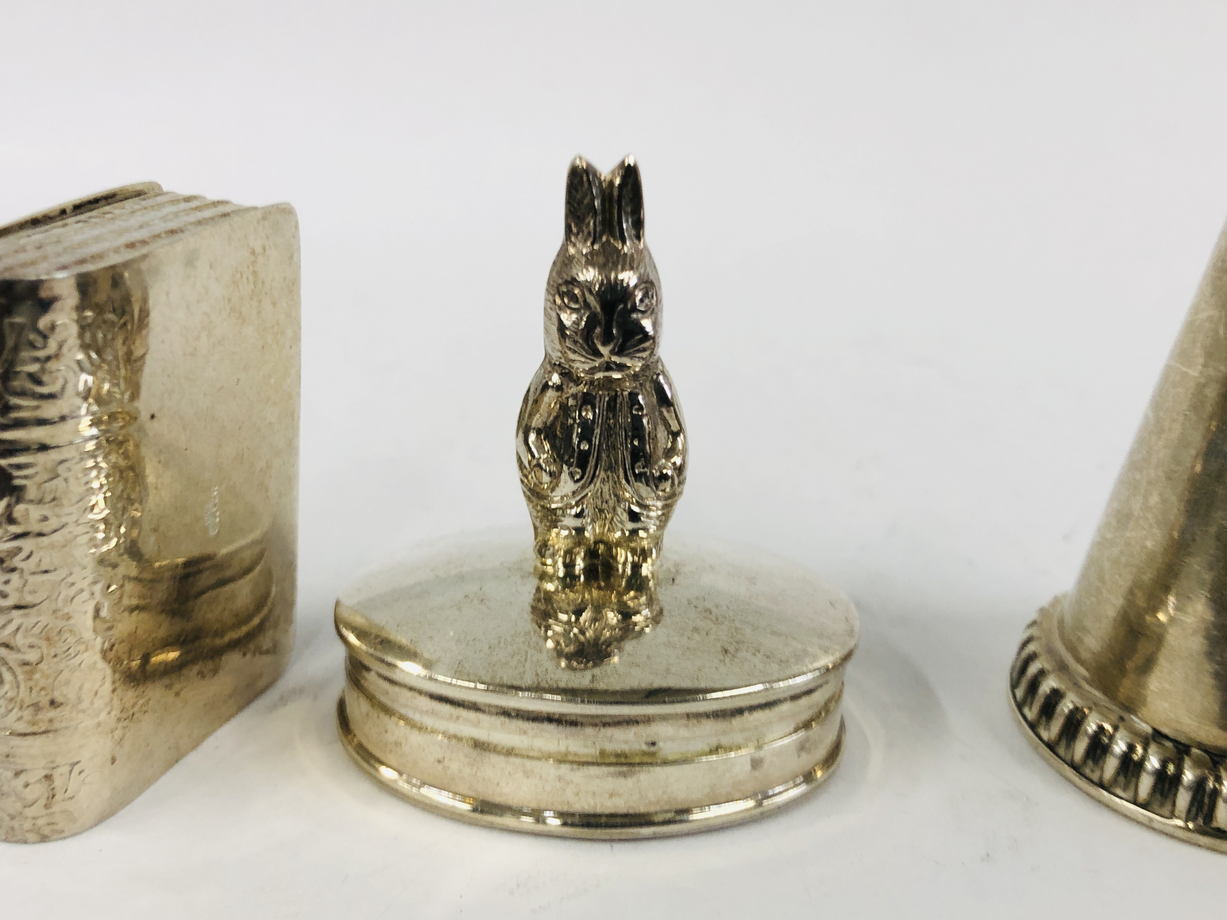 A SILVER PILL BOX OF BOOK FORM MARKED 925 ALONG WITH AN OVAL PILL BOX SURMOUNTED BY A RABBIT - Image 2 of 10