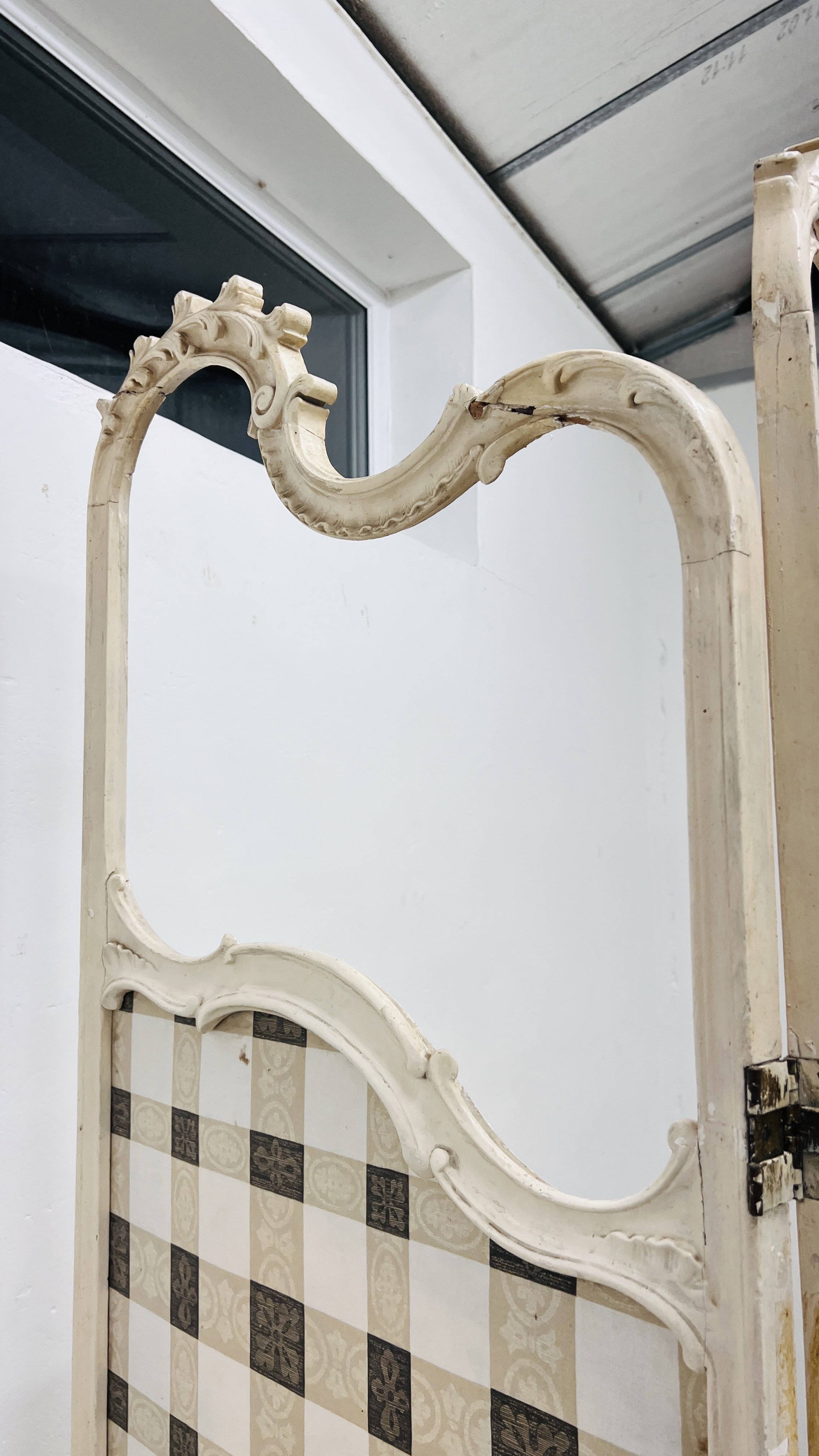 A CONTINENTAL WHITE PAINTED FOUR FOLD SCREEN FOR RESTORATION EACH PANEL WIDTH 64CM. HEIGHT 206CM. - Image 5 of 13