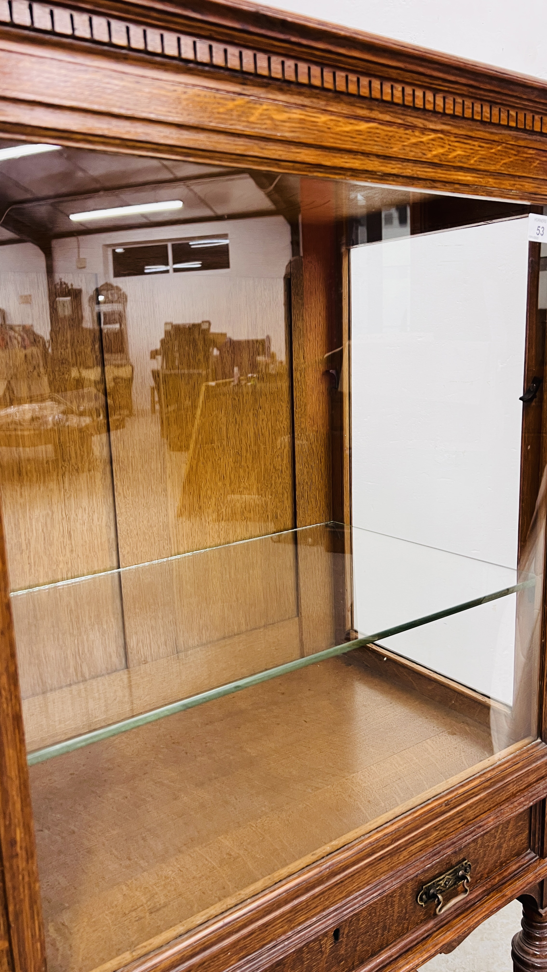 AN EDWARDIAN OAK GLAZED DISPLAY CABINET ABOVE A TWO DRAWER AND OPEN SHELF BASE WIDTH 122CM. - Image 19 of 20