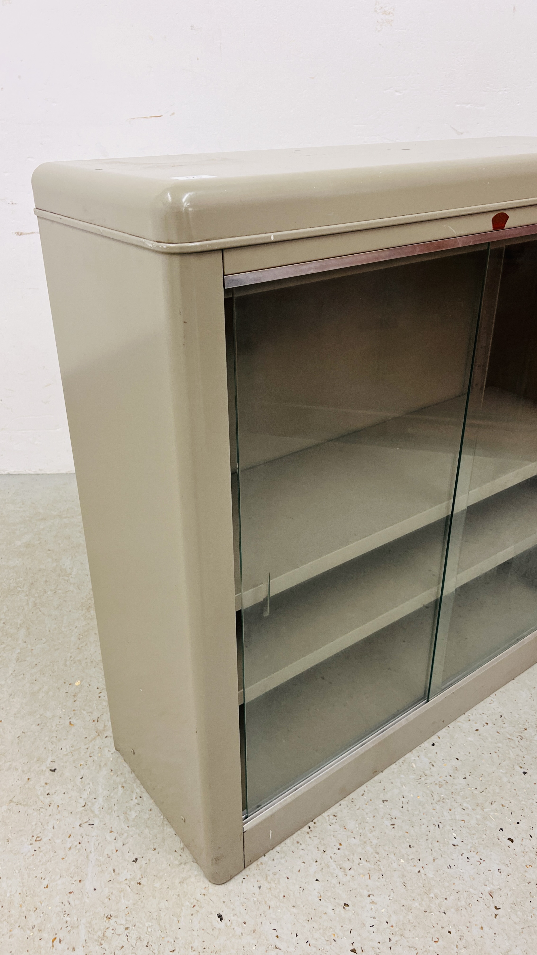 A VINTAGE HOWDEN STEEL EQUIPMENT BOOKCASE WITH SLIDING GLASS DOORS, W 89CM, D 31CM, H 92CM. - Image 5 of 8