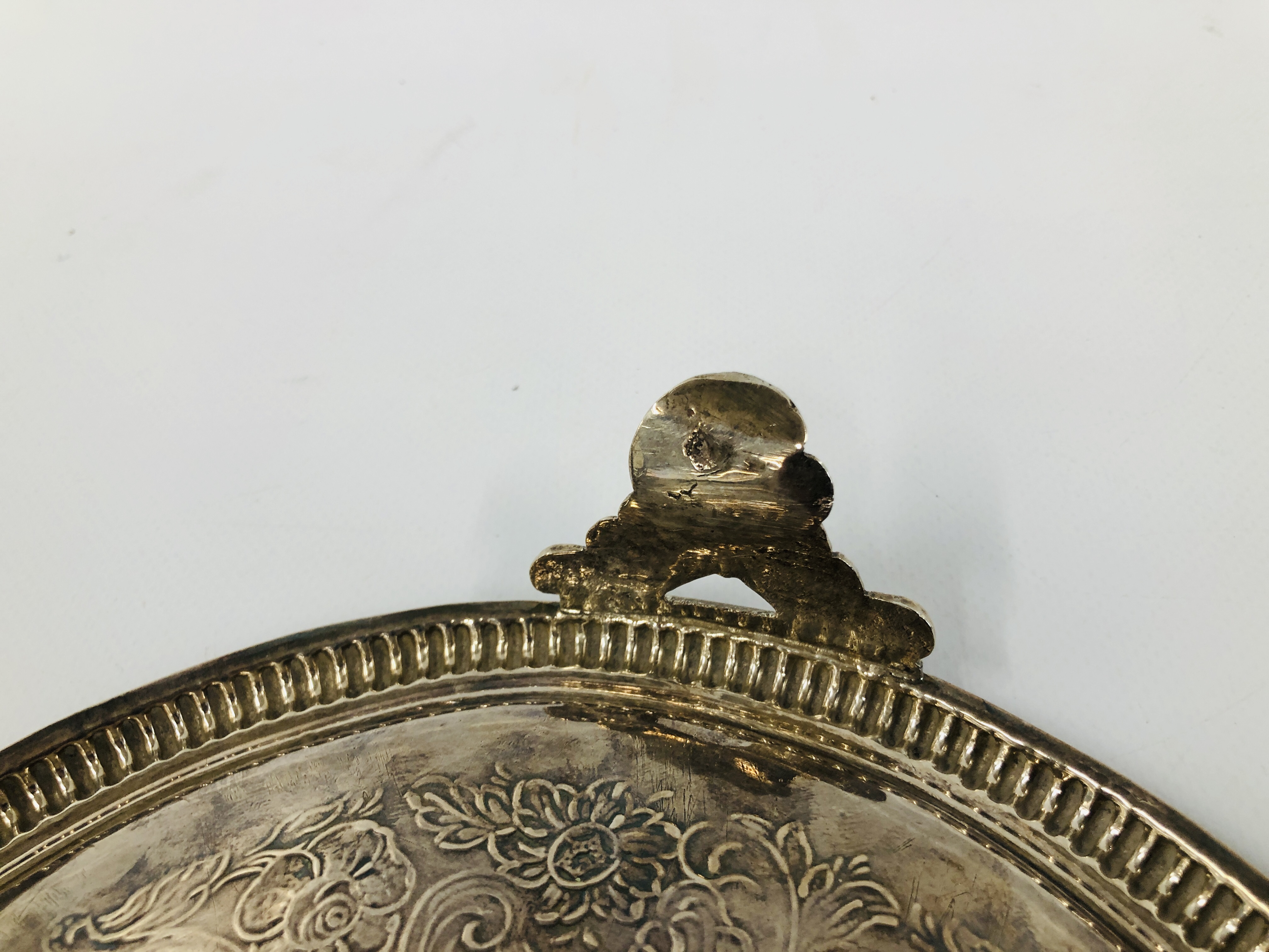 A SILVER CIRCULAR SALVER WITH NULLED RIM ON SCROLLED TRIPOD FEET BY JOESEPH WALKER OF DUBLIN C17 - Image 12 of 13