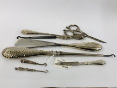 A GROUP OF SILVER HANDLED PIECES - A BUTTON HOOK BY CRISFORD & NORRIS BIRMINGHAM 1903,