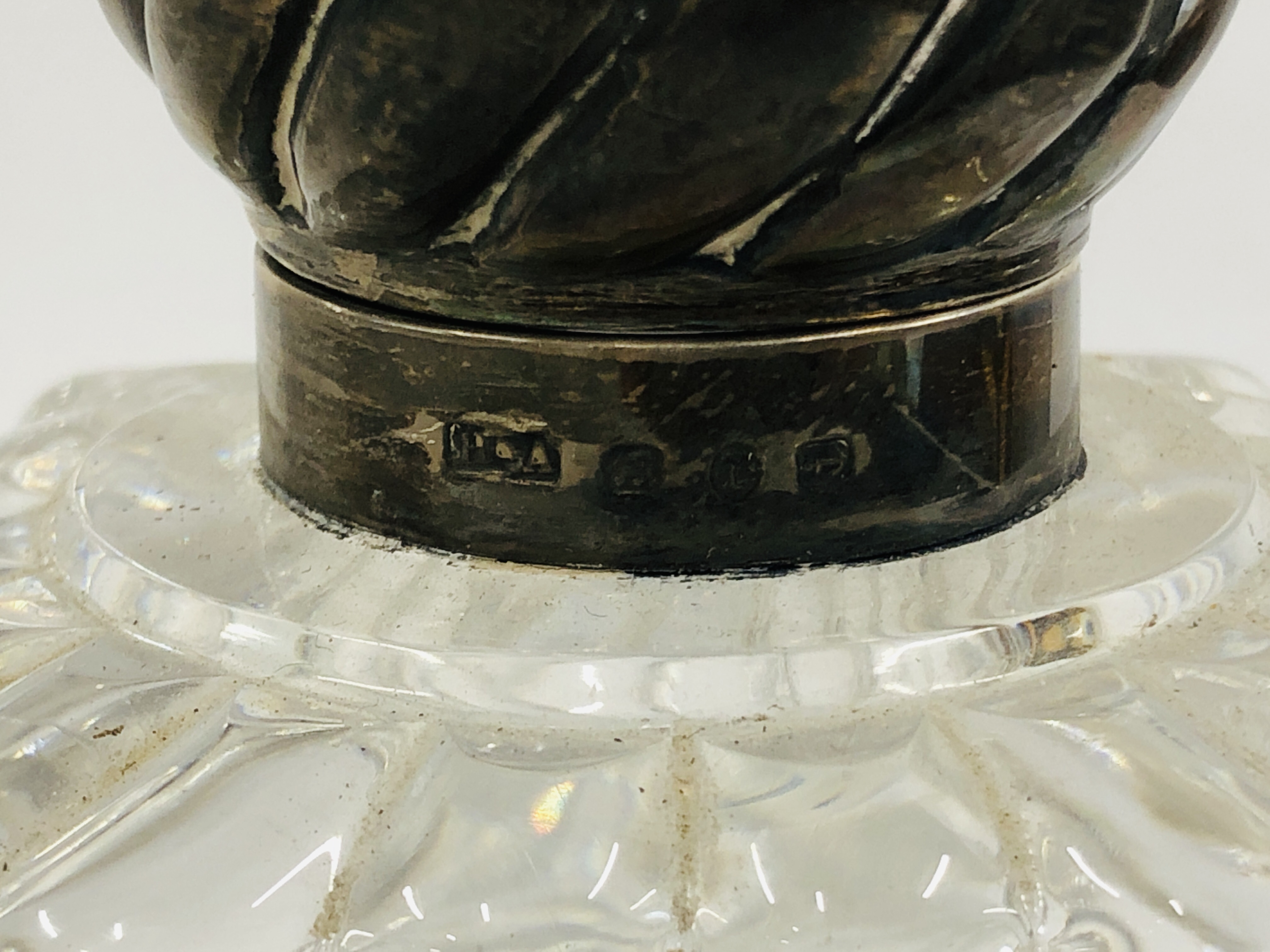 A SILVER MOUNTED GLASS INKWELL, THE COLLAR AND LID BIRMINGHAM 1916, - Image 3 of 7