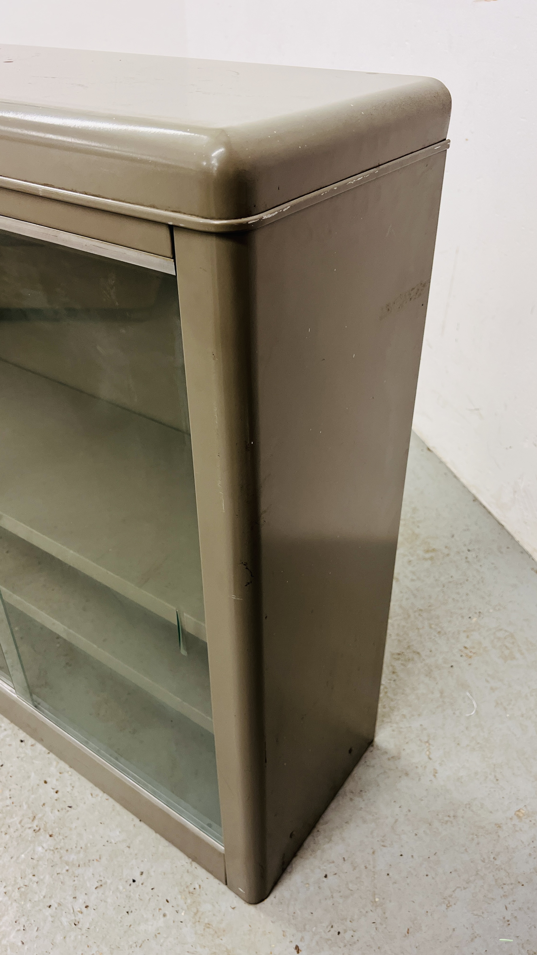 A VINTAGE HOWDEN STEEL EQUIPMENT BOOKCASE WITH SLIDING GLASS DOORS, W 89CM, D 31CM, H 92CM. - Image 6 of 8