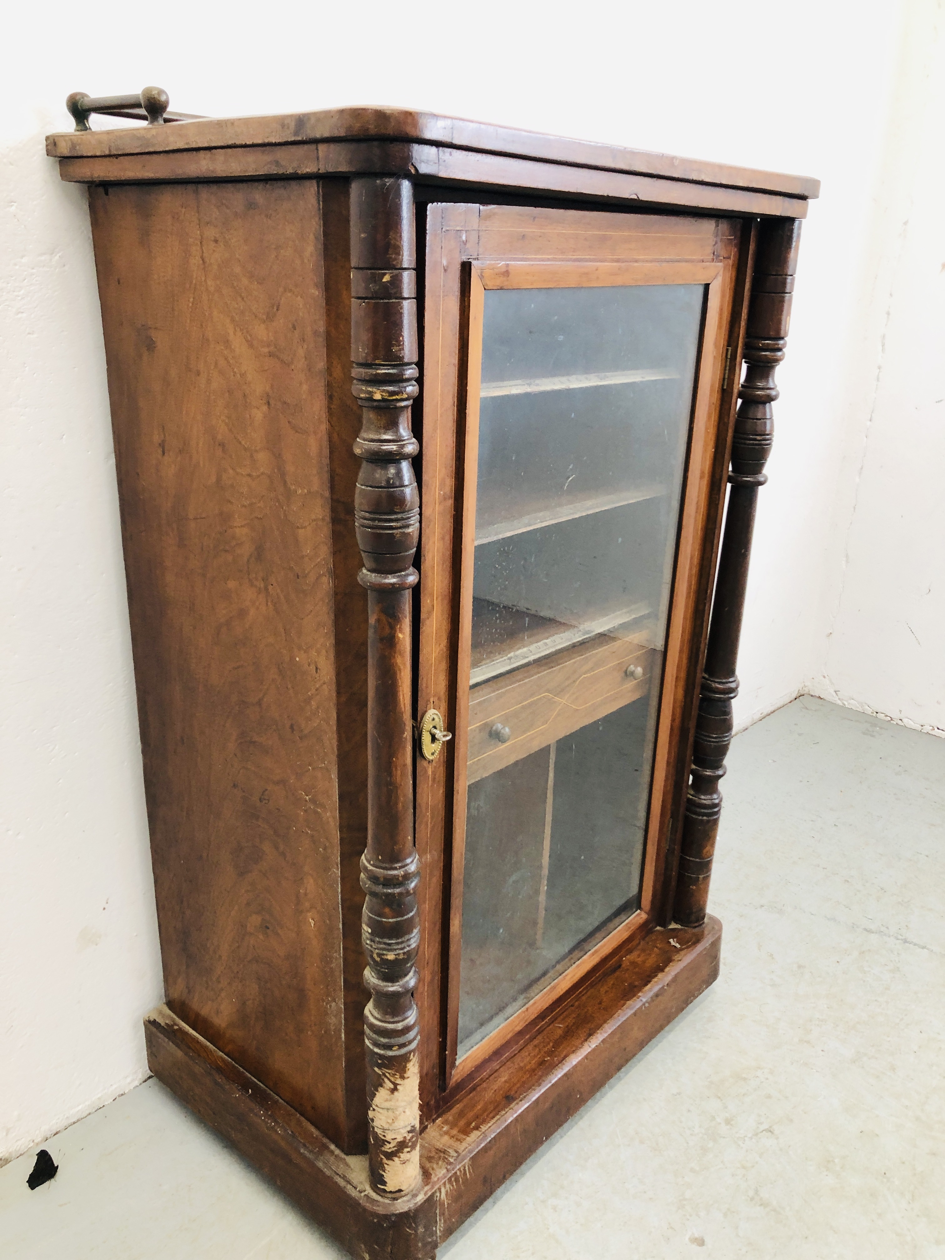 ANTIQUE VICTORIAN INLAID BURR WALNUT MUSIC CABINET WITH INTERIOR SINGLE DRAWER AND BRASS UPSTAND - Image 4 of 10
