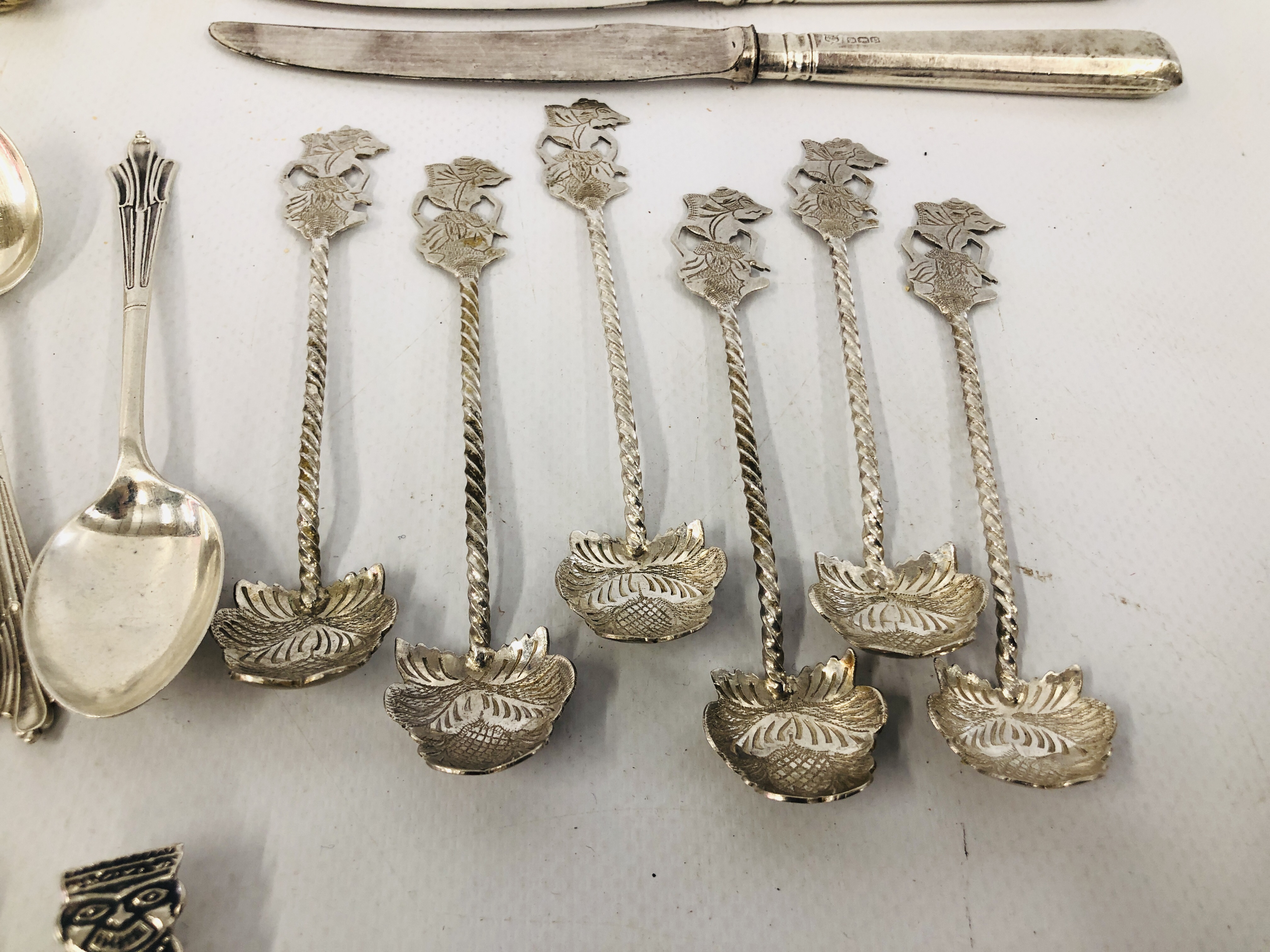 A GROUP OF SILVER TO INCLUDE 5 SILVER HANDLED KNIVES, SILVER HANDLED HOOK, - Image 4 of 17