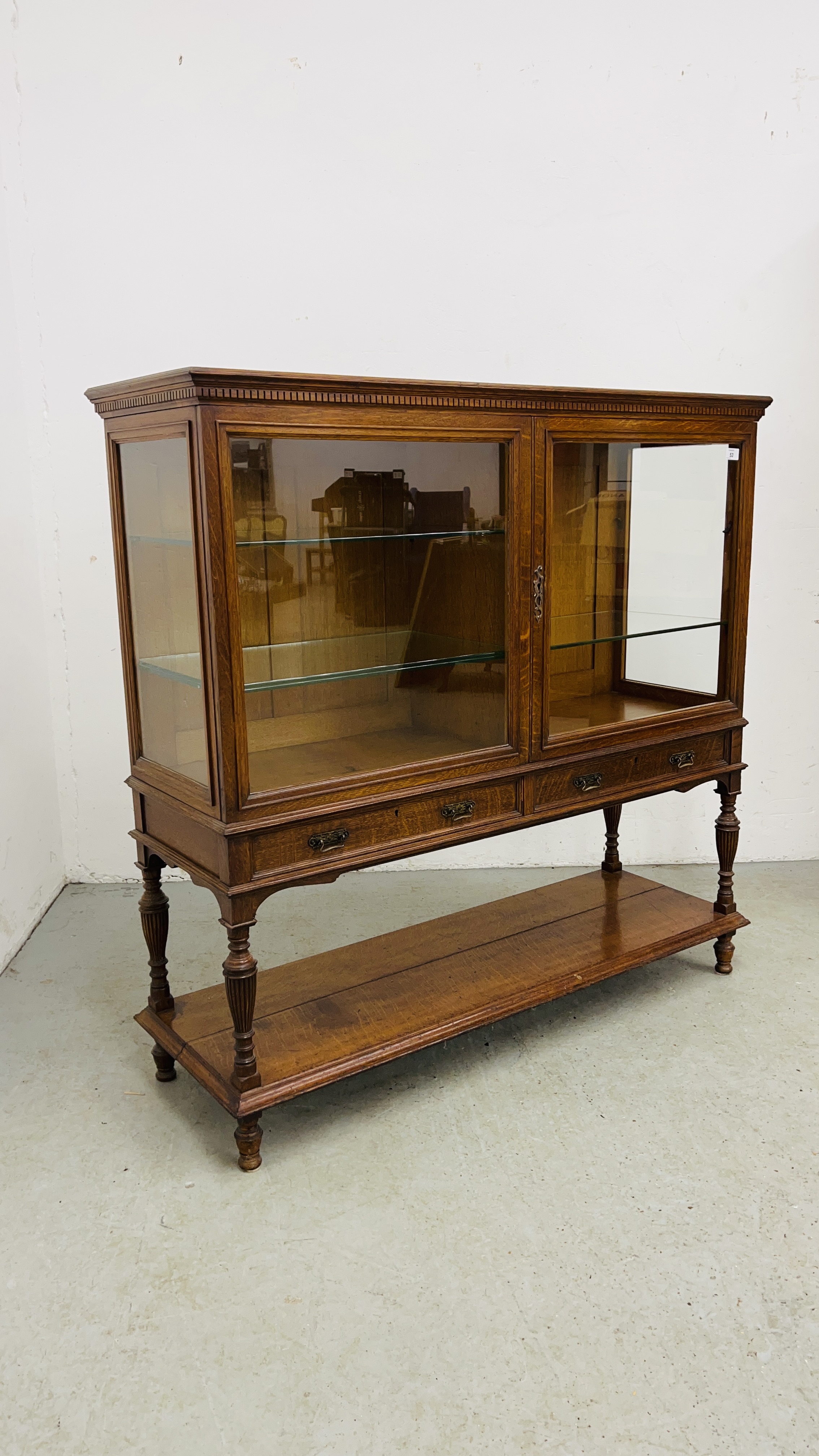 AN EDWARDIAN OAK GLAZED DISPLAY CABINET ABOVE A TWO DRAWER AND OPEN SHELF BASE WIDTH 122CM. - Image 20 of 20