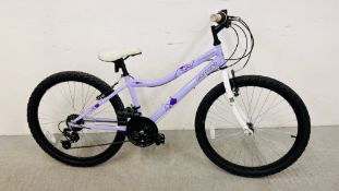 A GIRLS DIAMOND PRO RXC 18 SPEED MOUNTAIN CYCLE.