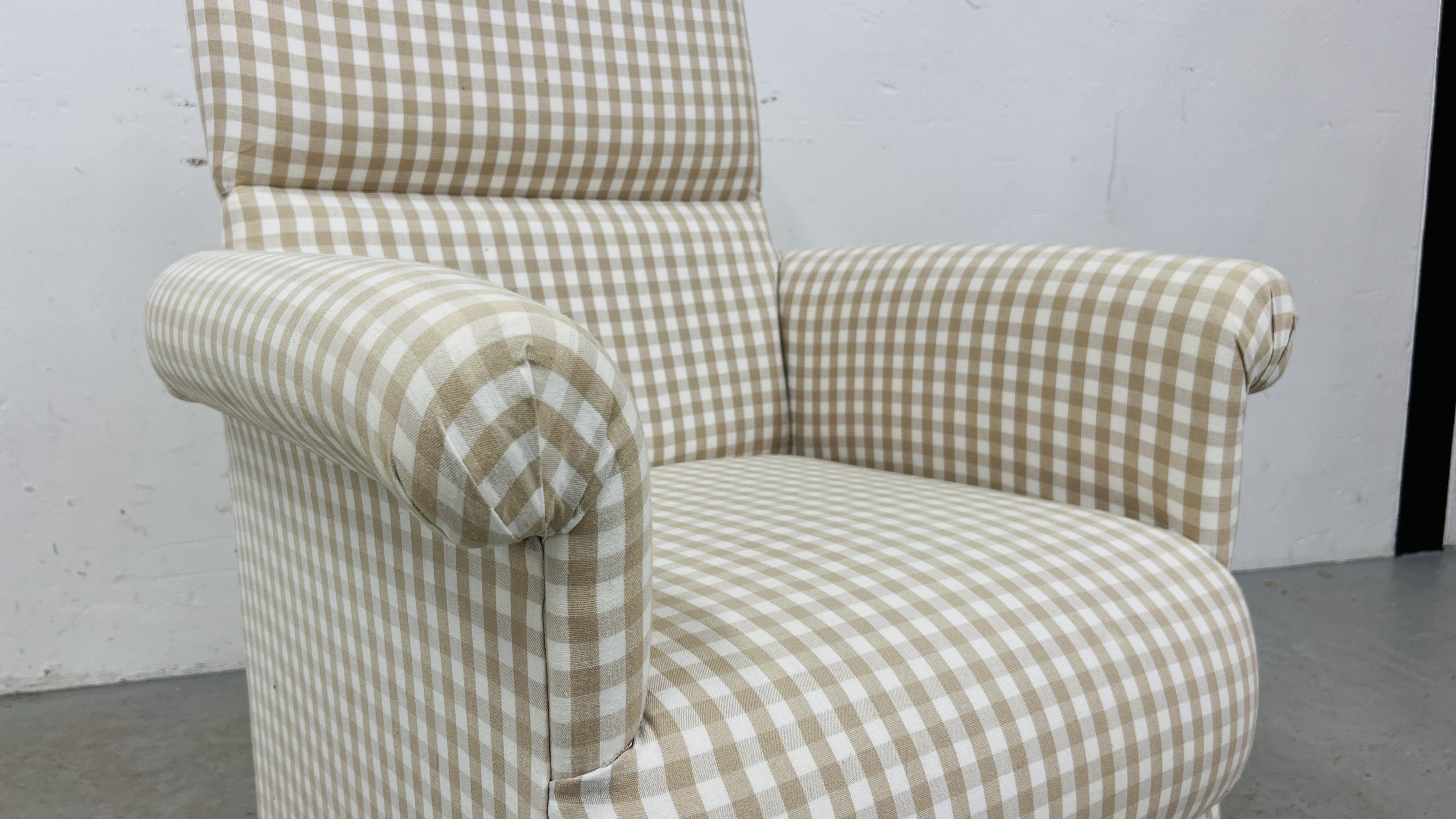 A SMALL CREAM/BEIGE CHECK UPHOLSTERED EASY CHAIR - Image 3 of 7