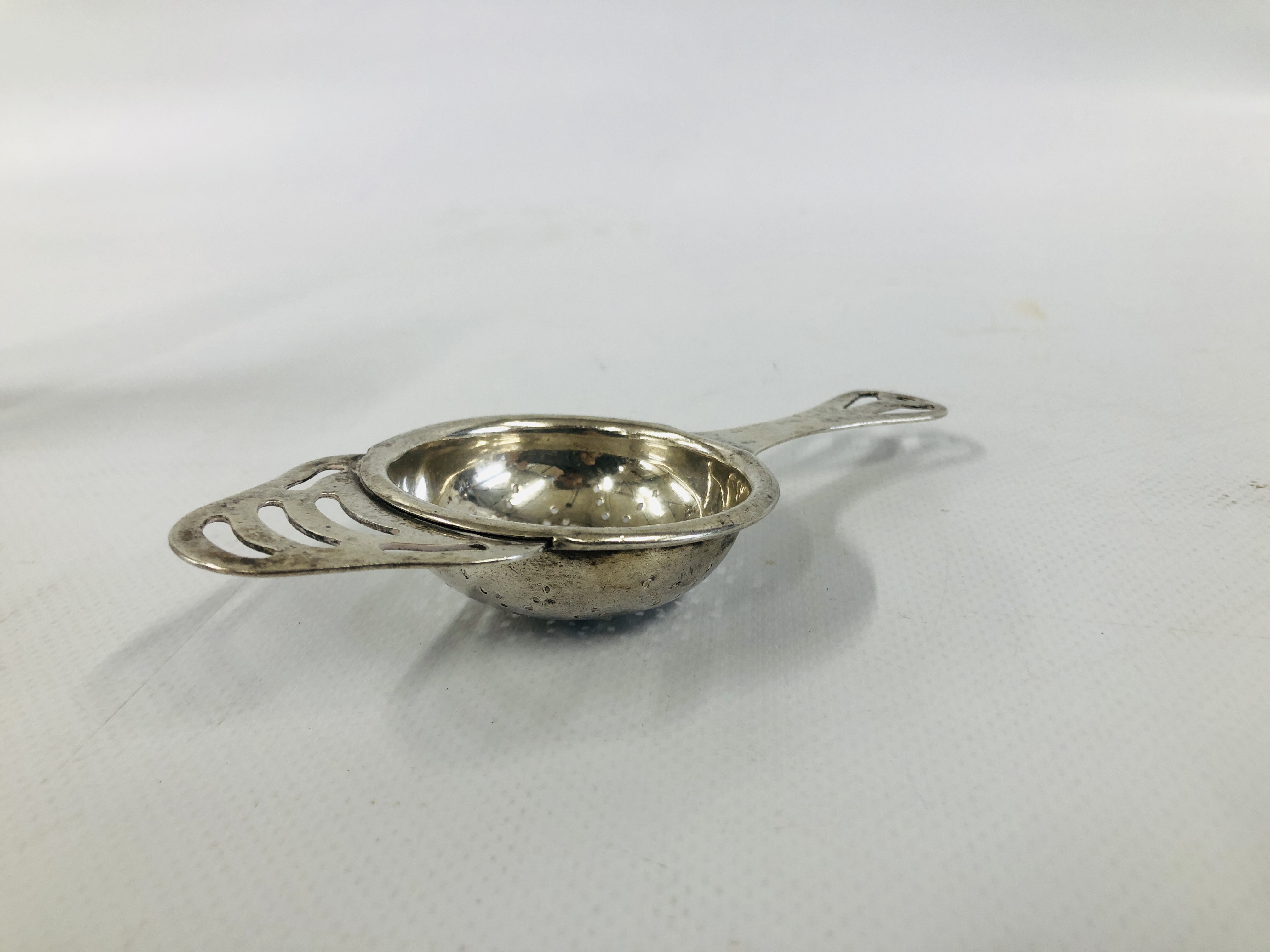 A GROUP OF SILVER TO INCLUDE A TEA STRAINER BIRMINGHAM ASSAY, - Image 3 of 15