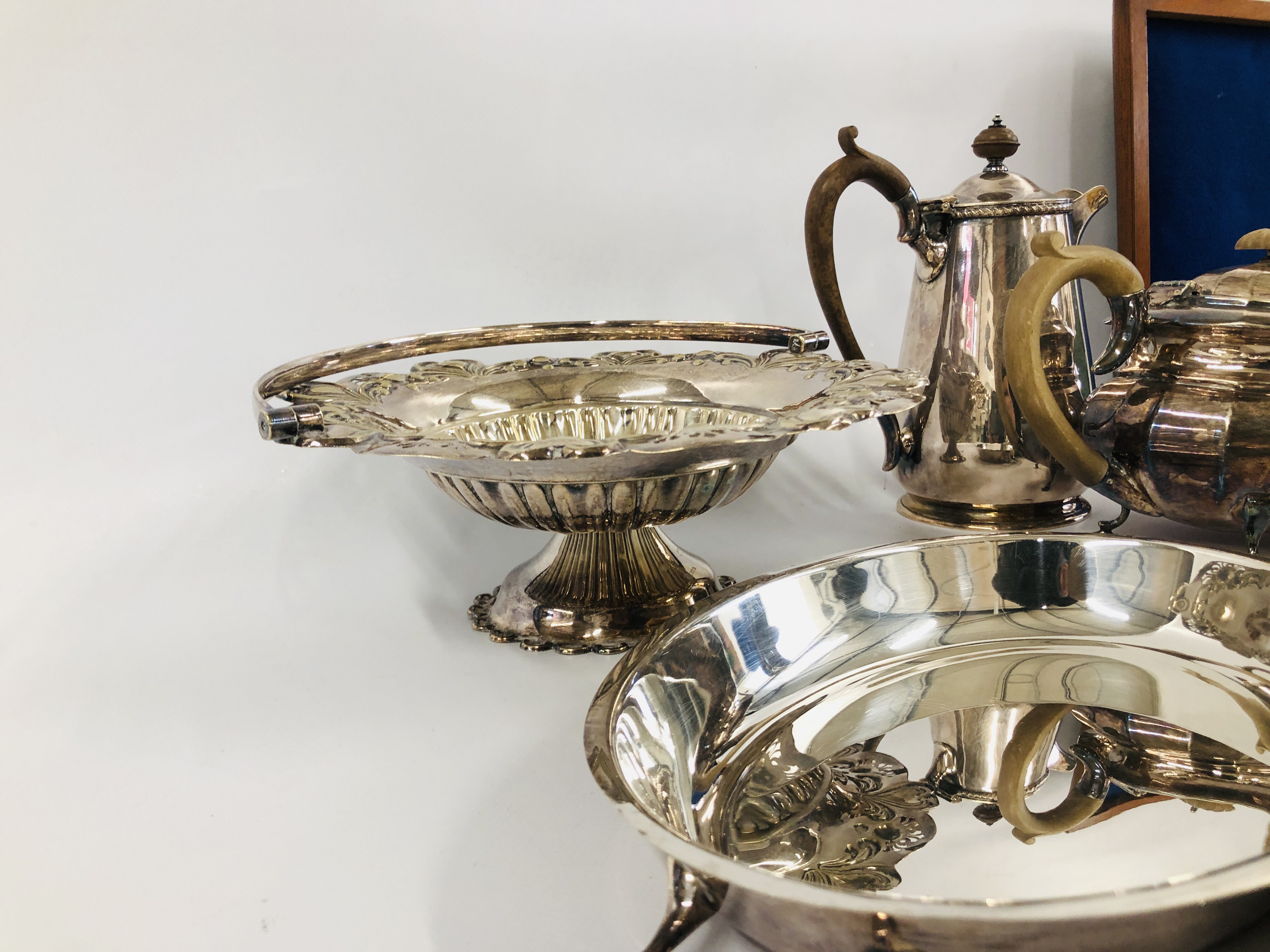 BOX OF ASSORTED VINTAGE SILVER PLATED WARE TO INCLUDE TREEN, THREE PIECE TEA SET + COFFEE POT, - Image 3 of 10