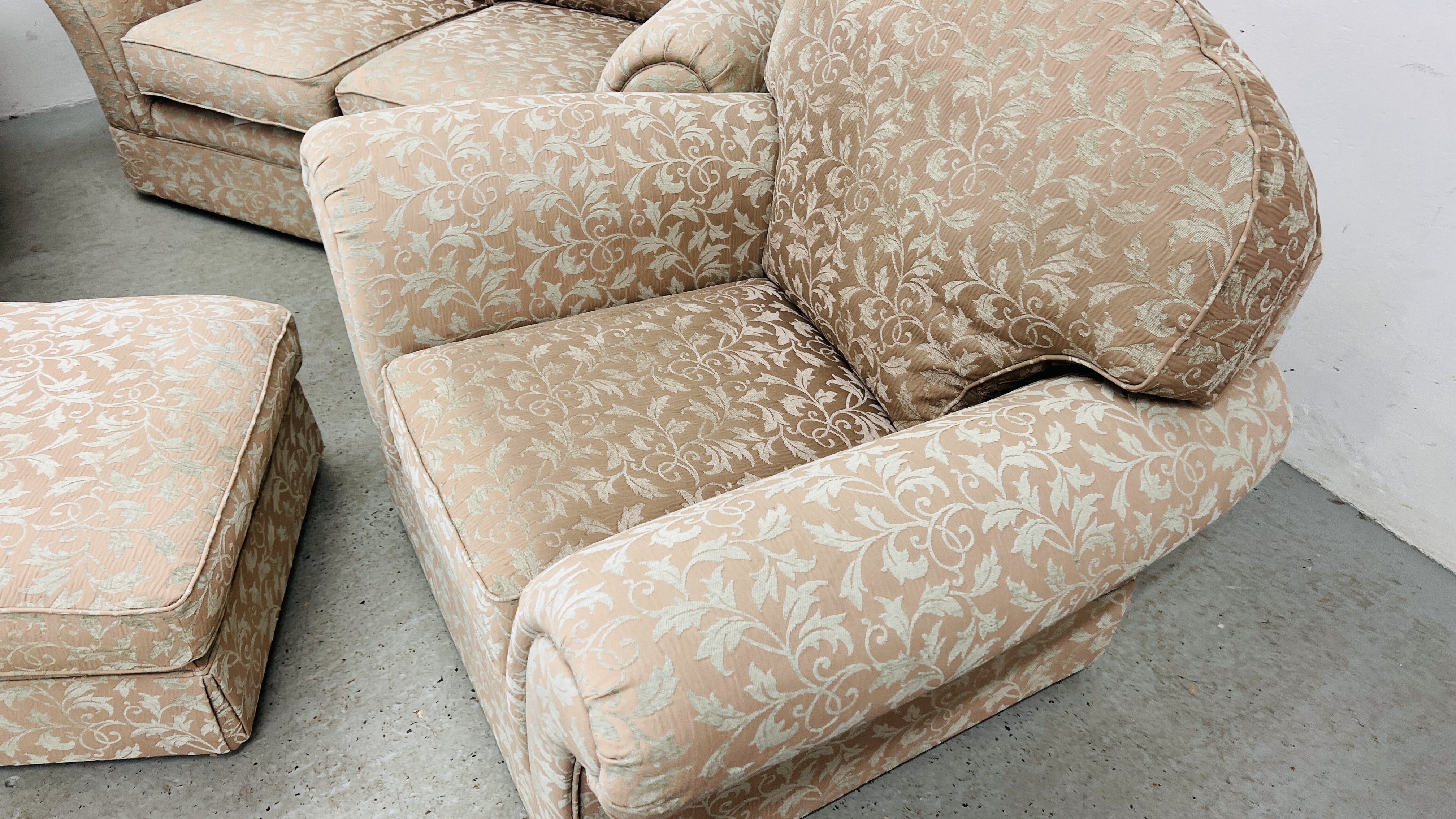 QUALITY MARKS & SPENCER LOUNGE SUITE COMPRISING TWO SEATER SOFA, - Image 4 of 18
