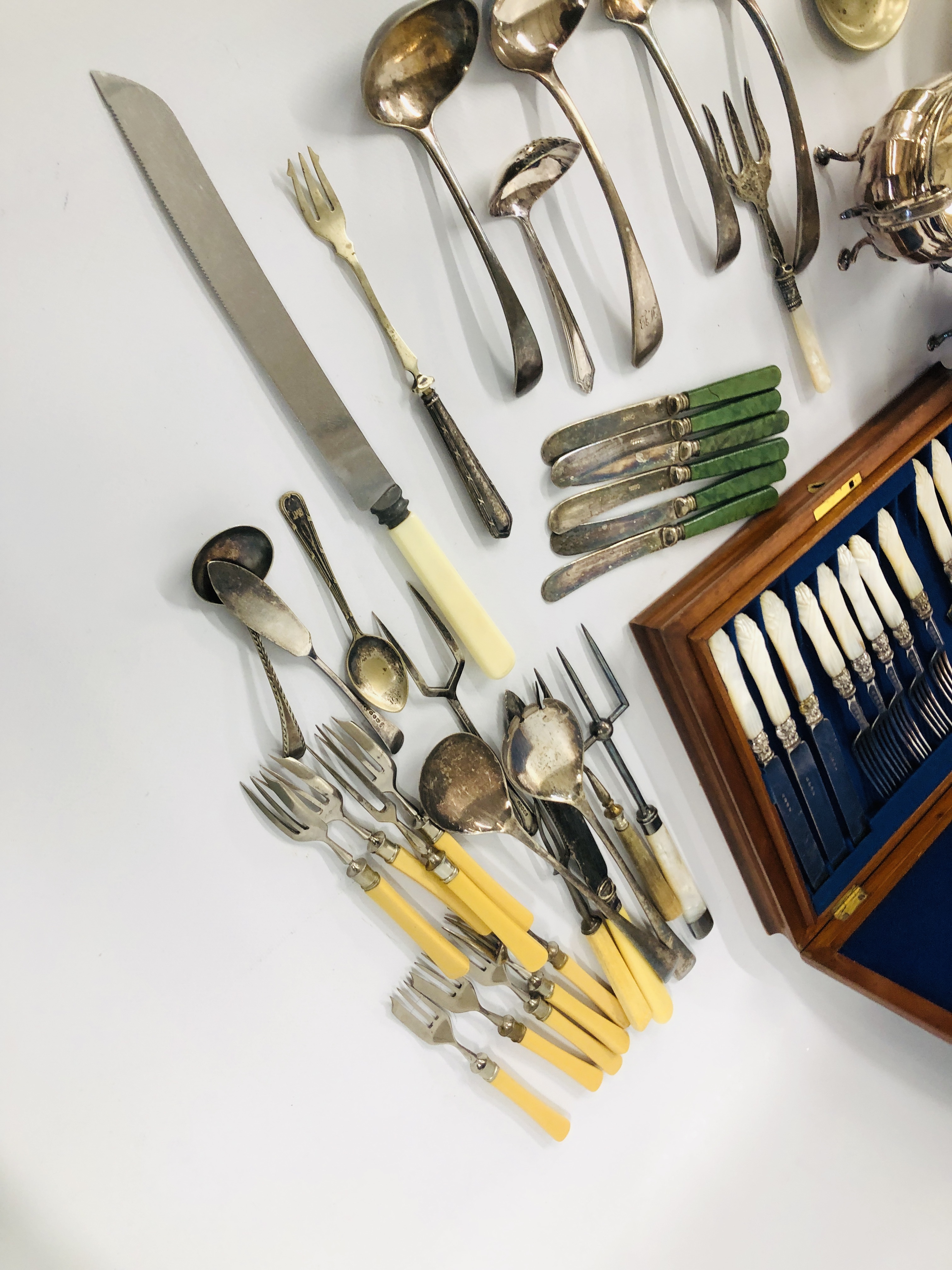 BOX OF ASSORTED VINTAGE SILVER PLATED WARE TO INCLUDE TREEN, THREE PIECE TEA SET + COFFEE POT, - Image 7 of 10