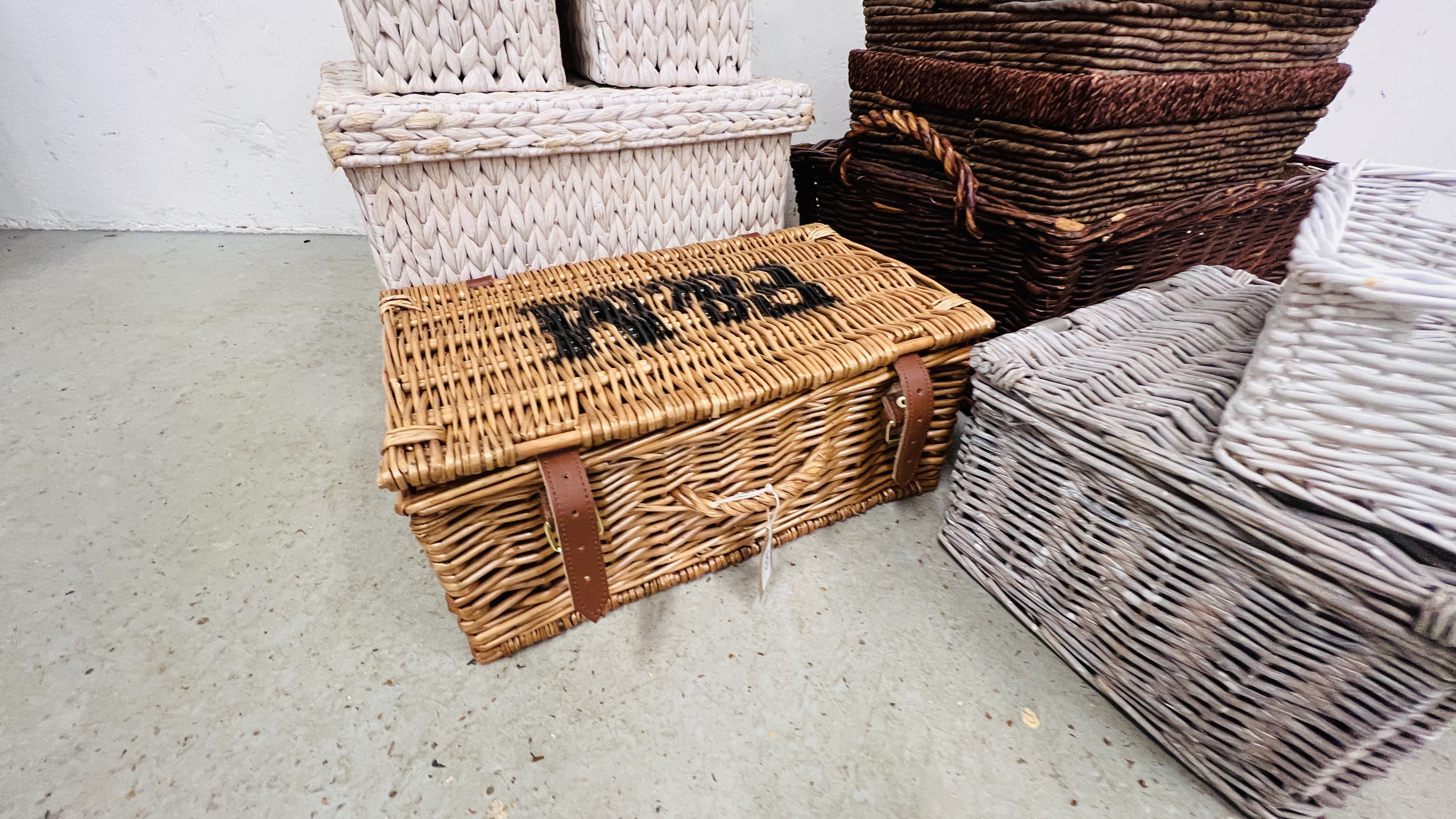 A COLLECTION OF ASSORTED STORAGE BASKETS (10) - Image 3 of 6