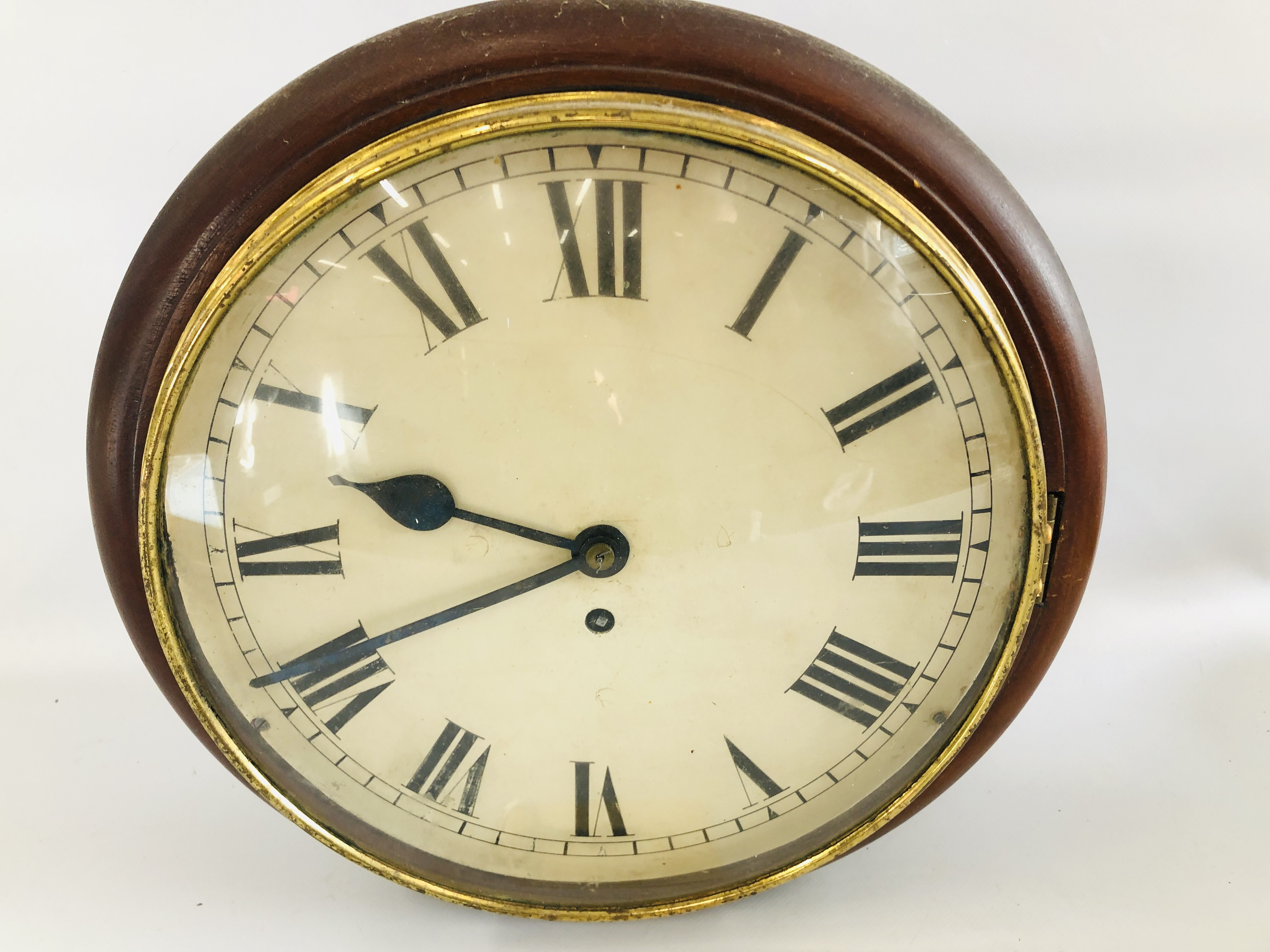 AN EDWARDIAN MAHOGANY WALL CLOCK WITH KEY AND PENDULUM - Image 2 of 5