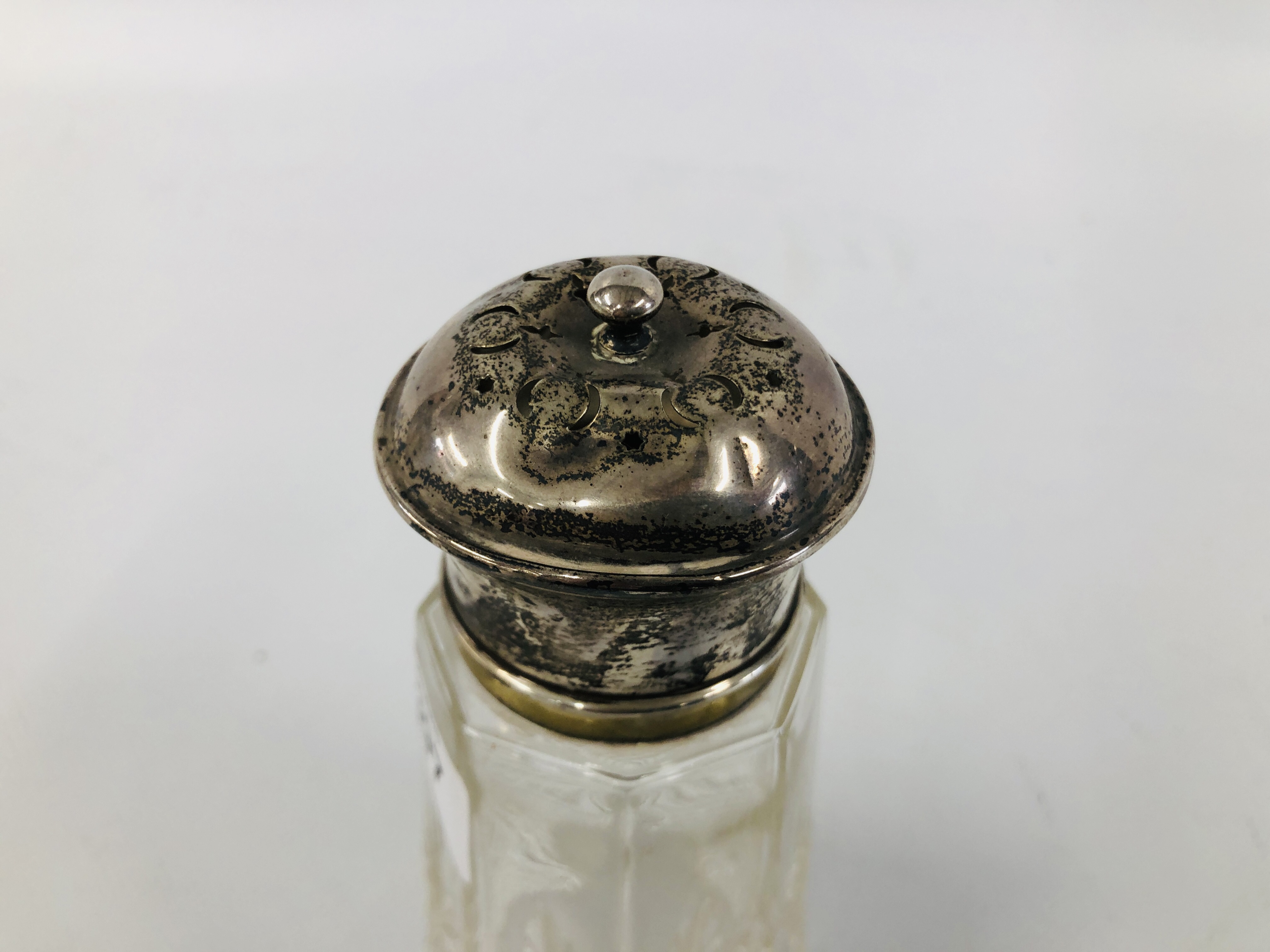 A GROUP OF SILVER TO INCLUDE A TEA STRAINER BIRMINGHAM ASSAY, - Image 13 of 15