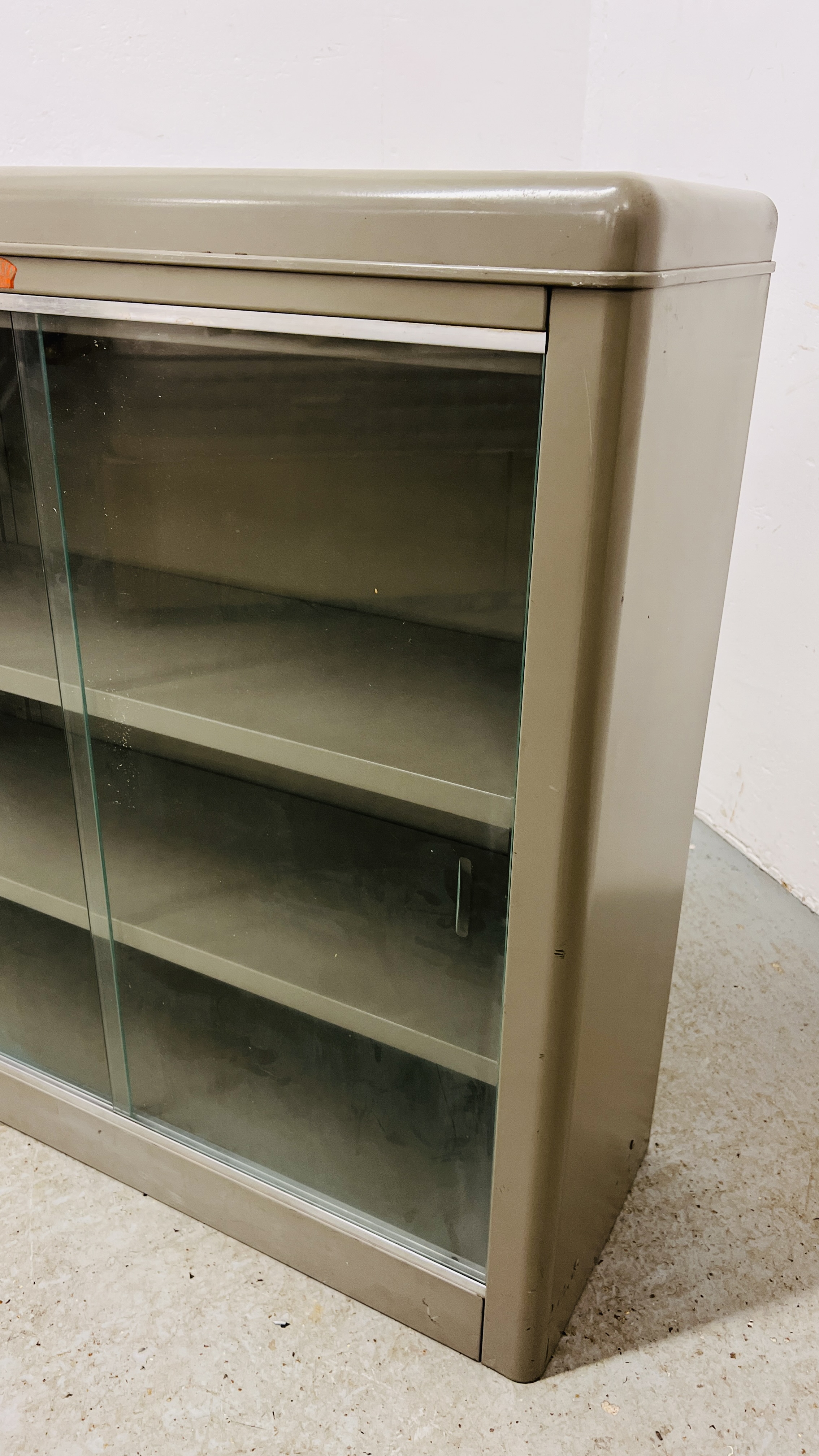 A VINTAGE HOWDEN STEEL EQUIPMENT BOOKCASE WITH SLIDING GLASS DOORS, W 89CM, D 31CM, H 92CM. - Image 5 of 8