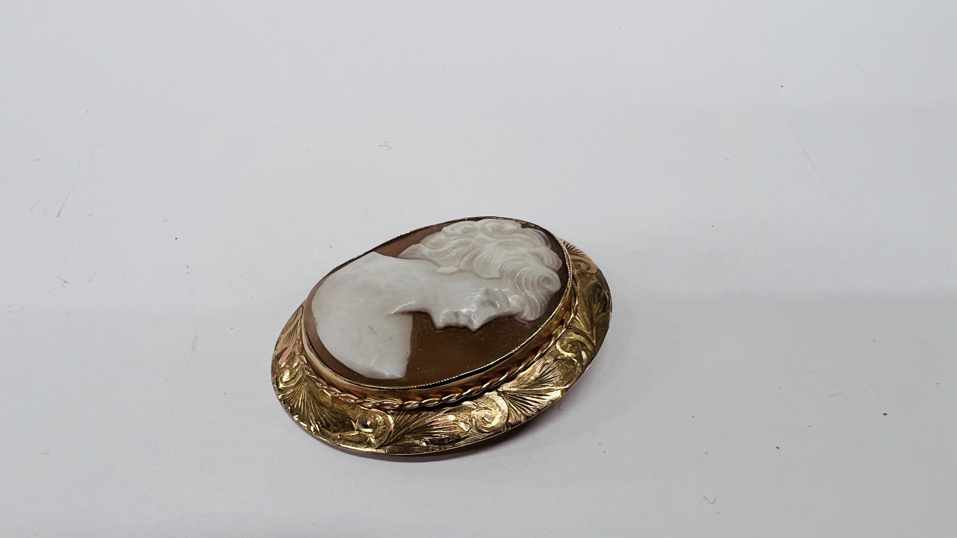 A SHELL CAMEO PENDANT / BROOCH IN 9CT GOLD FRAME. - Image 2 of 7