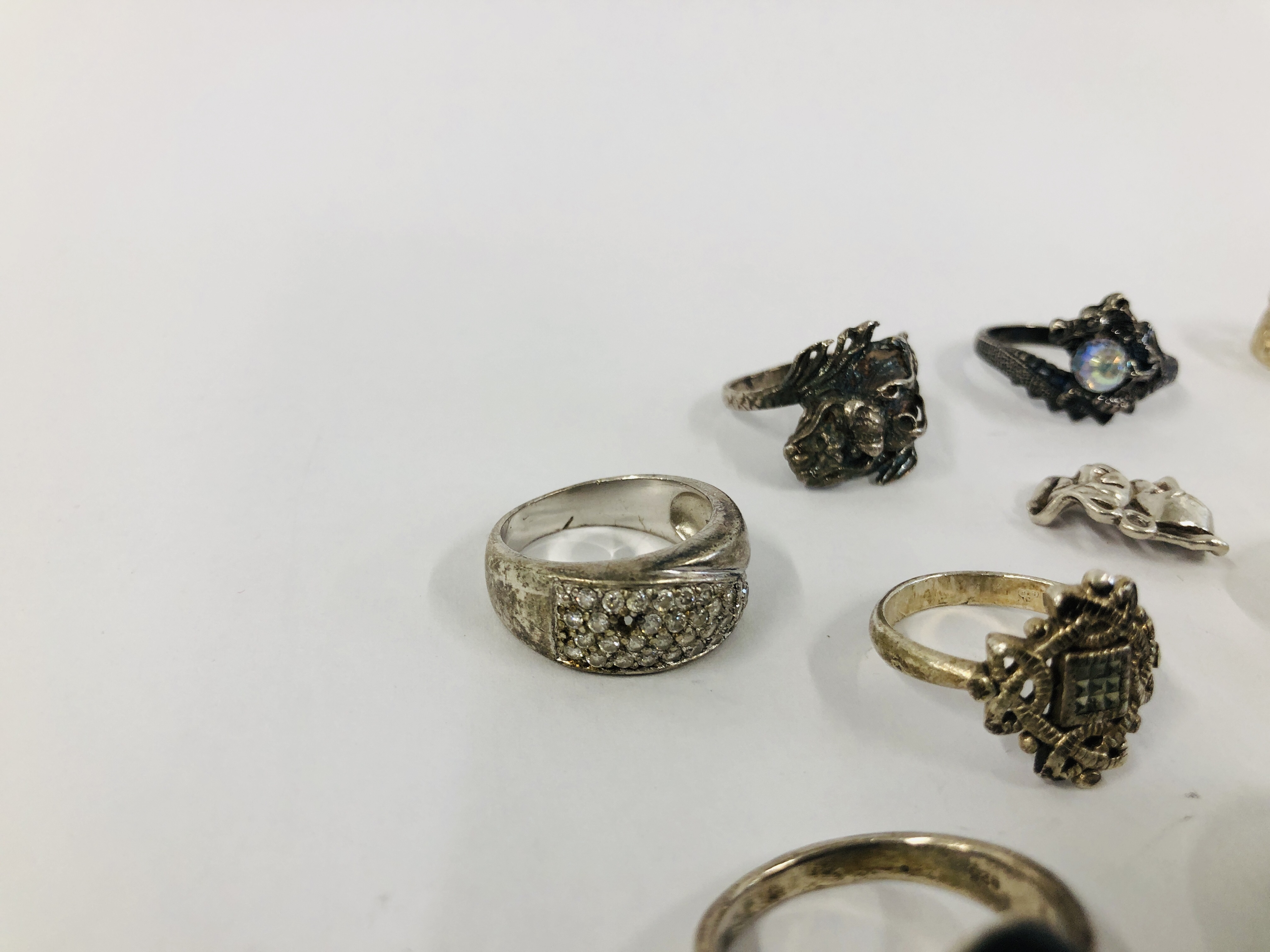 11 X ASSORTED SILVER AND WHITE METAL RINGS ALONG WITH THREE WHITE METAL CHARMS. - Image 3 of 8