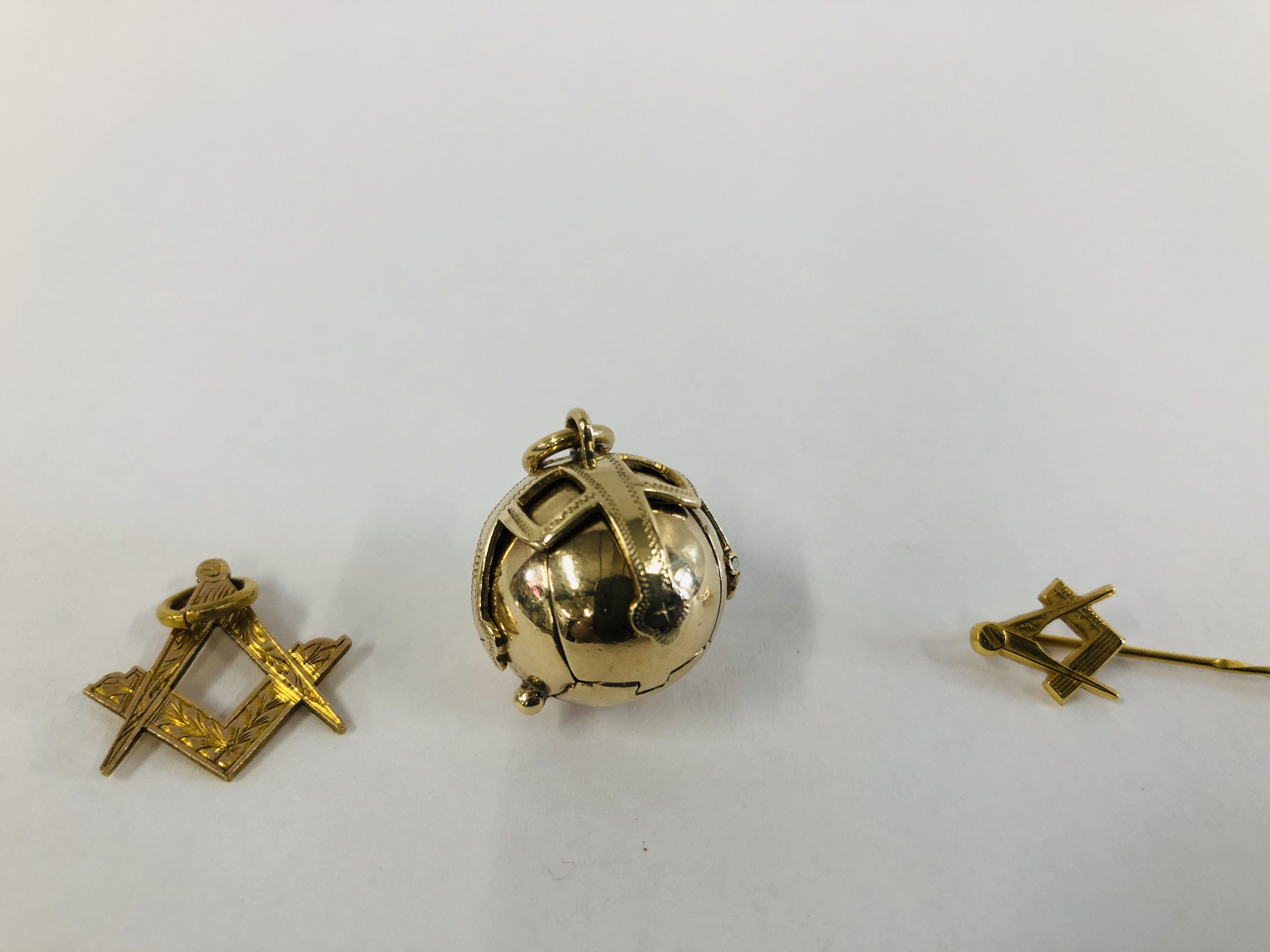 9CT. GOLD MASONIC JEWELLERY TO INCLUDE TWO PENDANTS AND A STICK PIN, 9CT. - Image 5 of 12