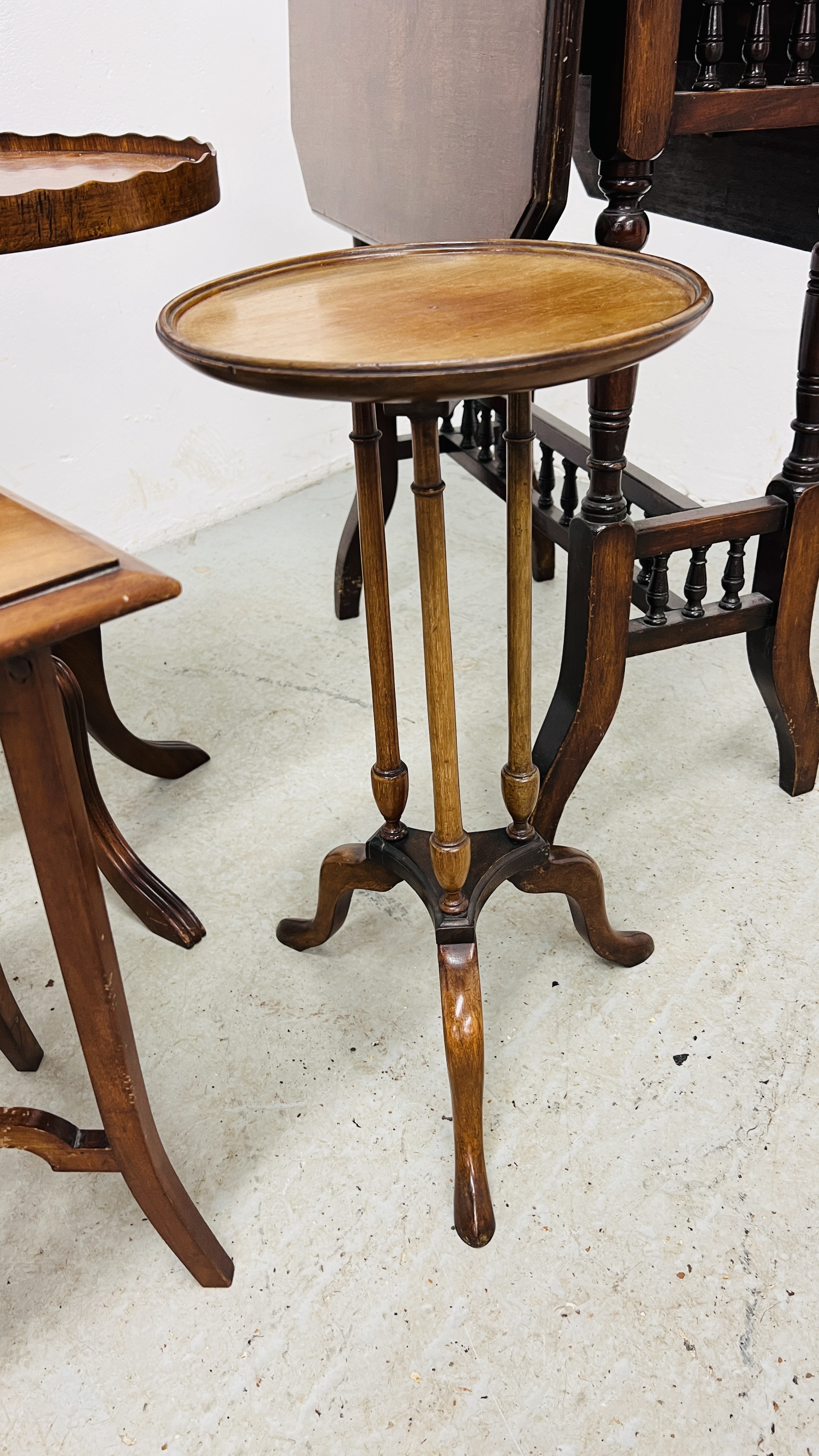 VINTAGE MAHOGANY DROP LEAF OCCASIONAL TABLE ALONG WITH A FURTHER THREE OCCASIONAL TABLES OF - Image 2 of 9