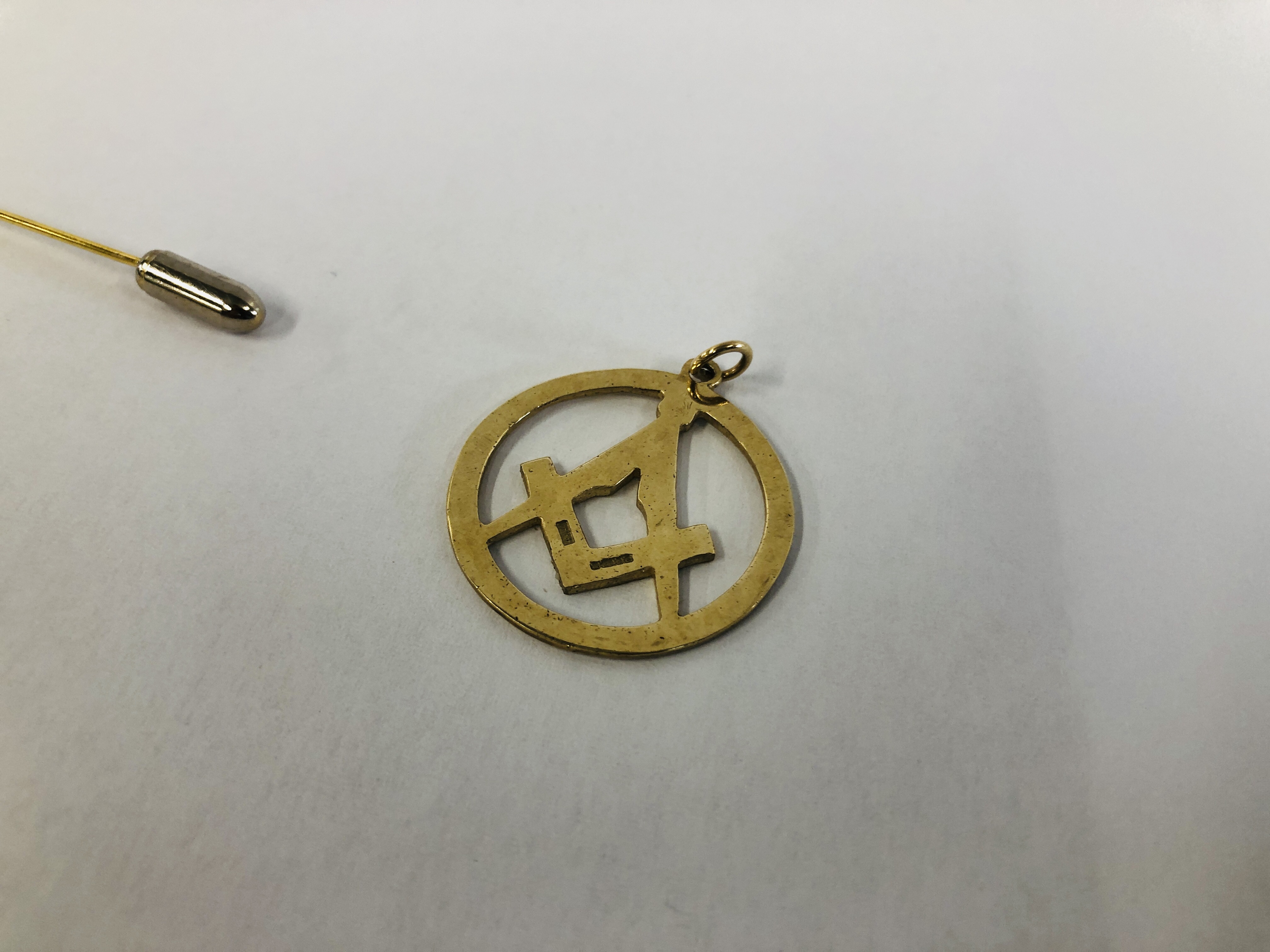 9CT. GOLD MASONIC JEWELLERY TO INCLUDE TWO PENDANTS AND A STICK PIN, 9CT. - Image 3 of 12