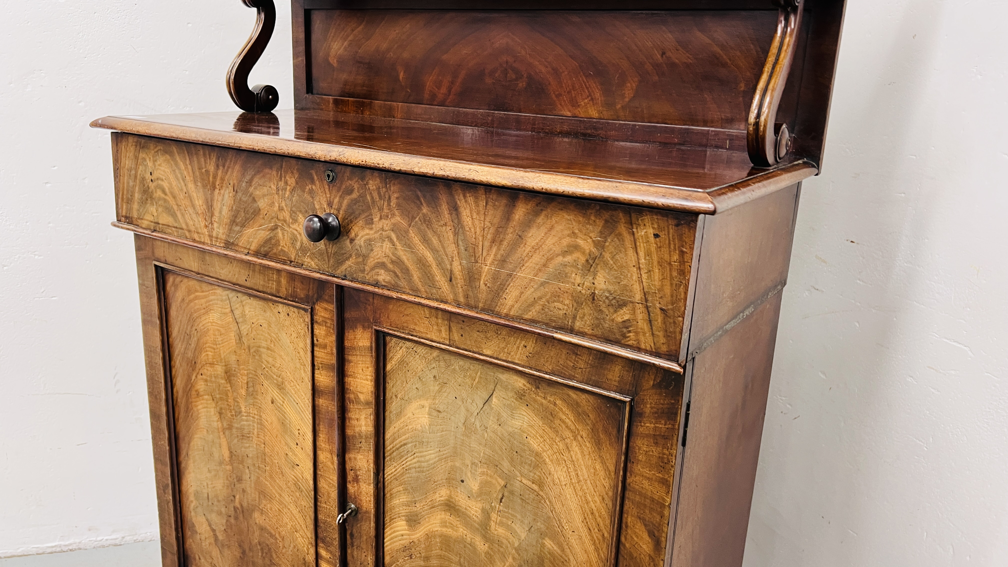 A VICTORIAN MAHOGANY SINGLE DRAWER SIDEBOARD WITH UPSTAND WIDTH 100CM. DEPTH 44CM. HEIGHT 146CM. - Image 4 of 9