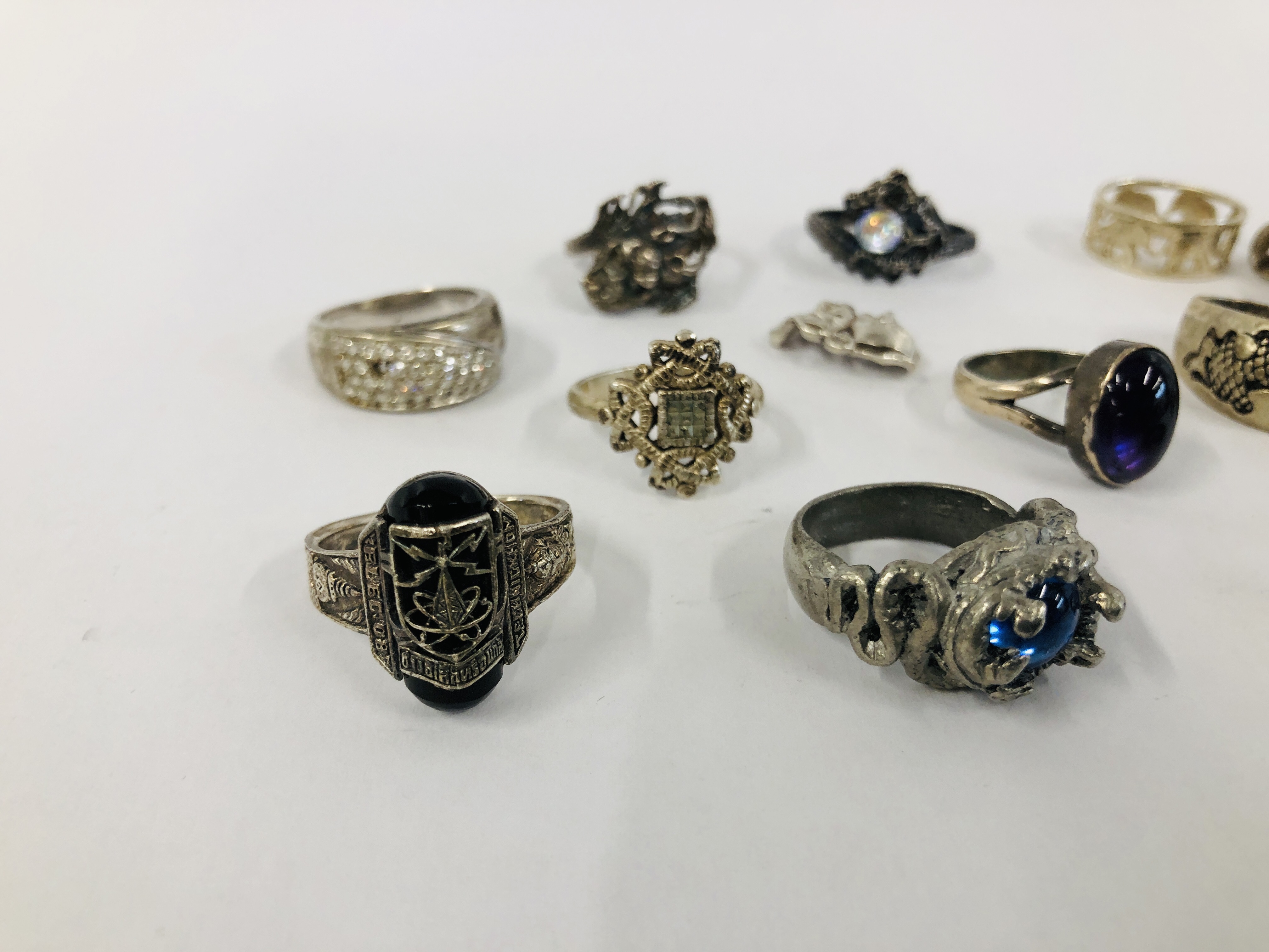 11 X ASSORTED SILVER AND WHITE METAL RINGS ALONG WITH THREE WHITE METAL CHARMS. - Image 2 of 8