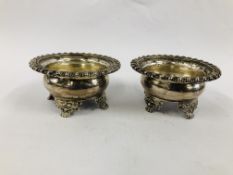 A PAIR OF SILVER CIRCULAR SALTS WITH GADROONED RIMS,