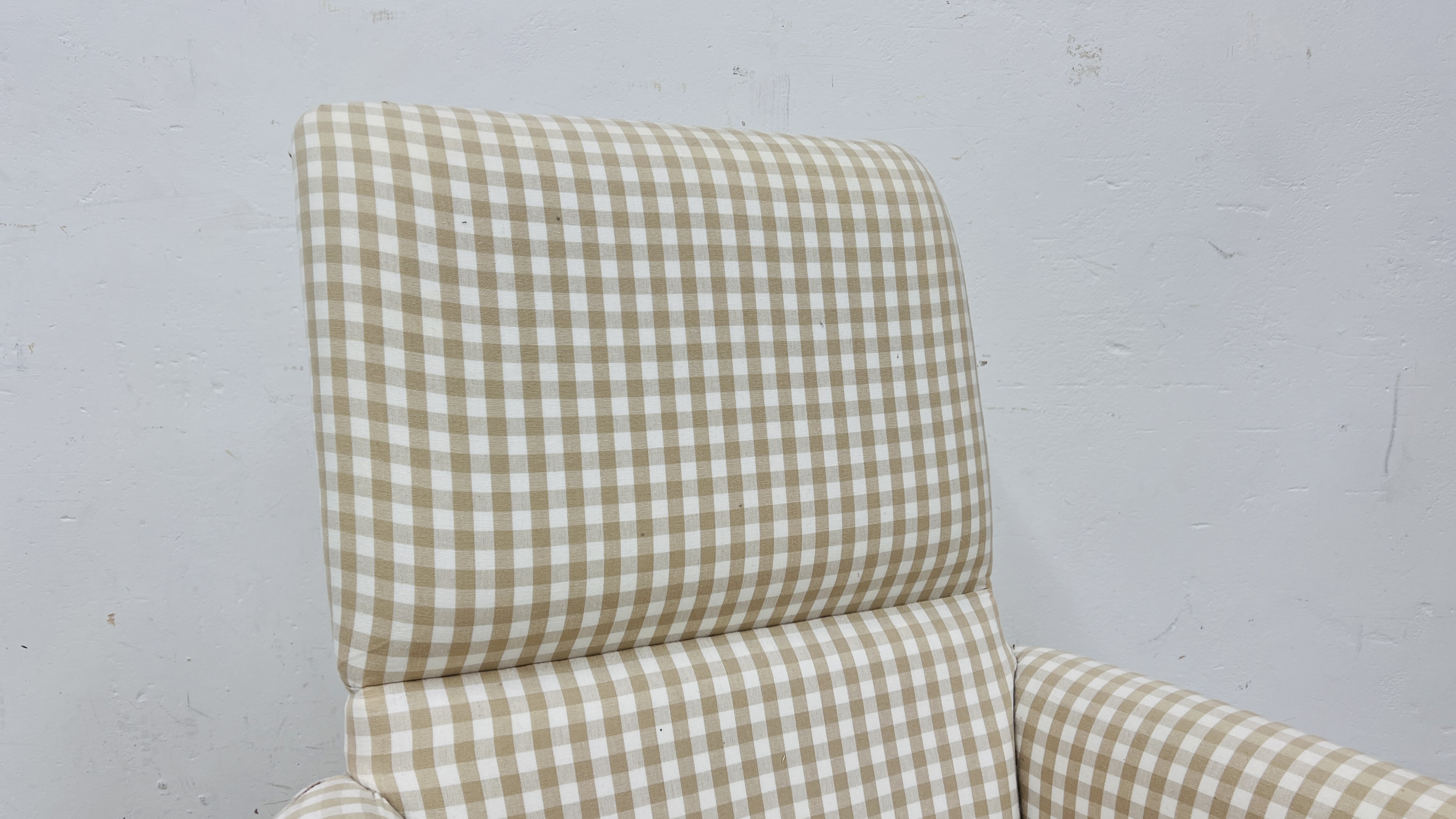 A SMALL CREAM/BEIGE CHECK UPHOLSTERED EASY CHAIR - Image 2 of 7