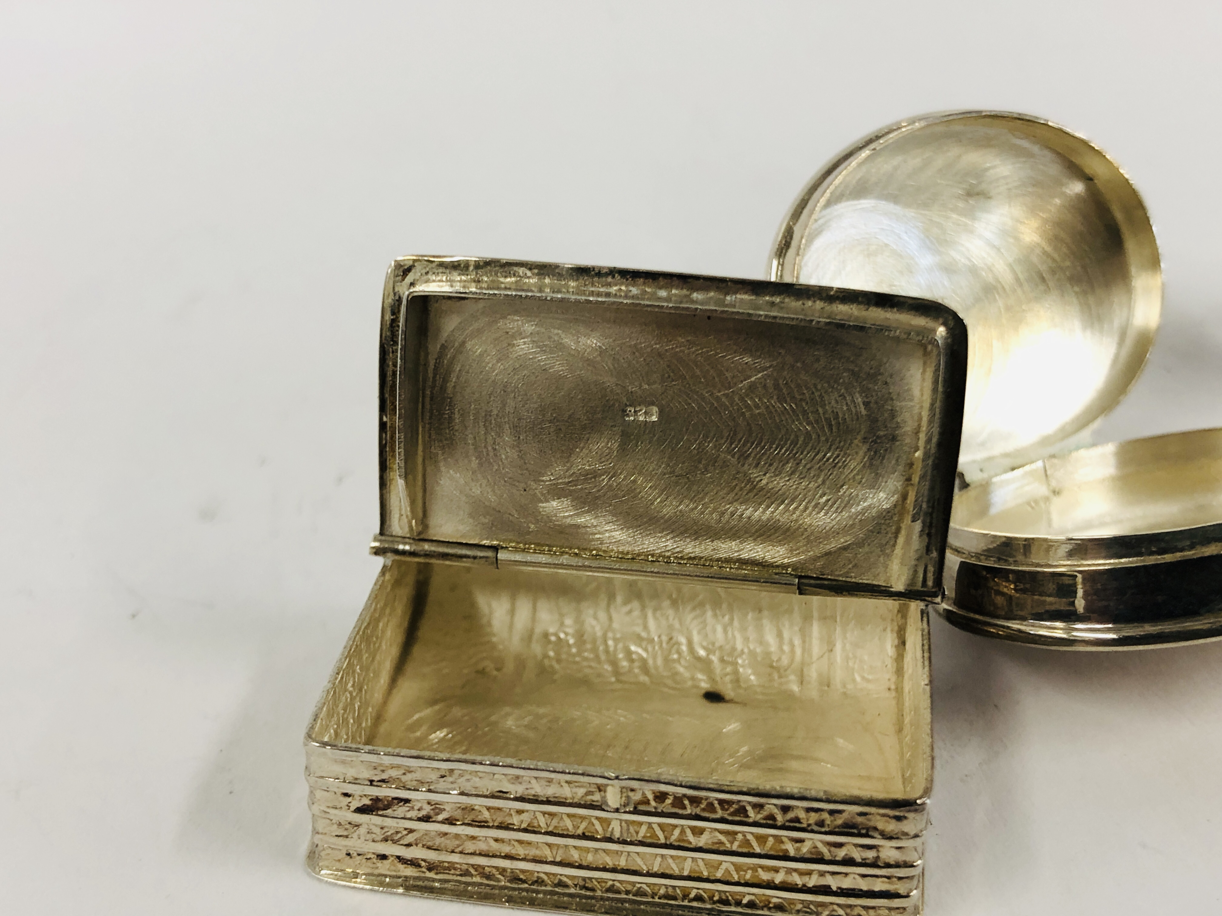 A SILVER PILL BOX OF BOOK FORM MARKED 925 ALONG WITH AN OVAL PILL BOX SURMOUNTED BY A RABBIT - Image 7 of 10