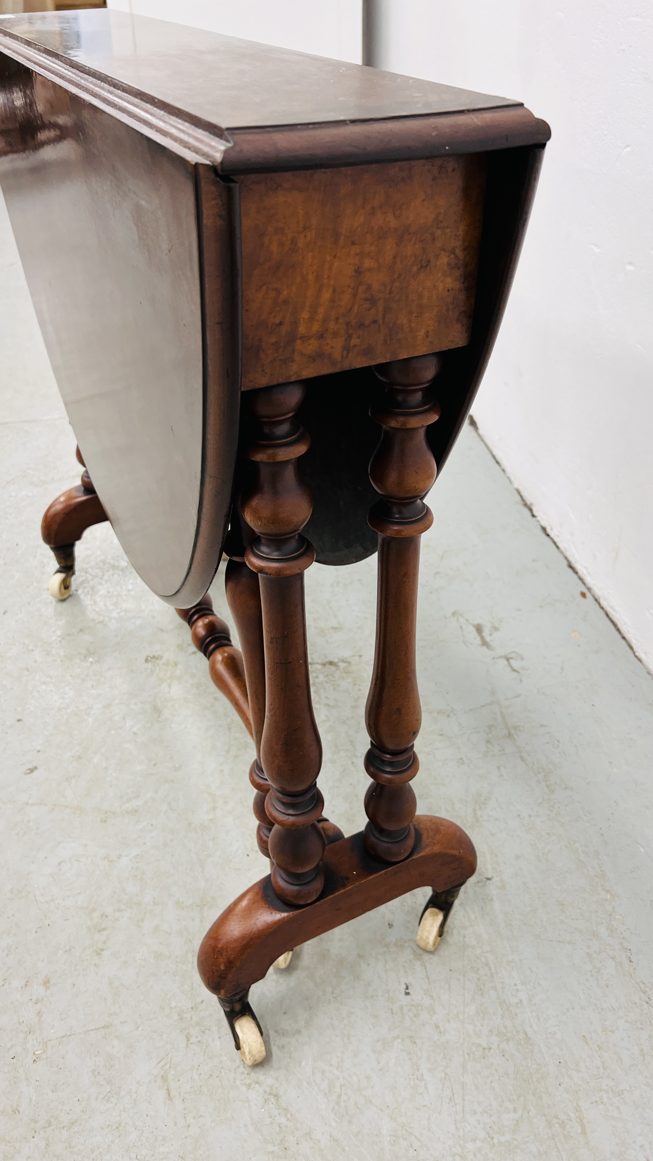 VICTORIAN WALNUT TEA TABLE WITH GATELEG ACTION AND OVAL TOP - EXTENDED 83CM. X 102CM. - Image 7 of 10