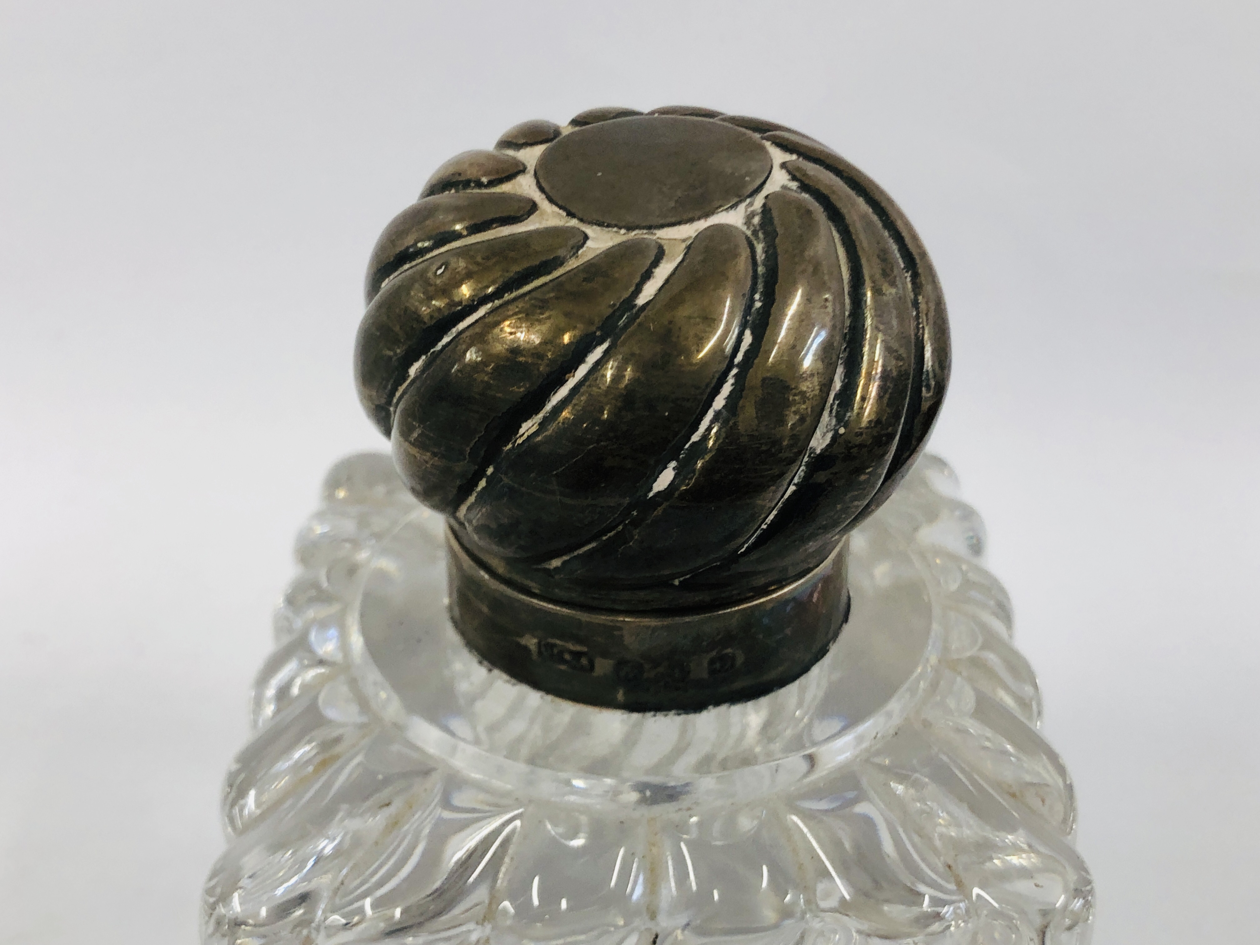 A SILVER MOUNTED GLASS INKWELL, THE COLLAR AND LID BIRMINGHAM 1916, - Image 2 of 7