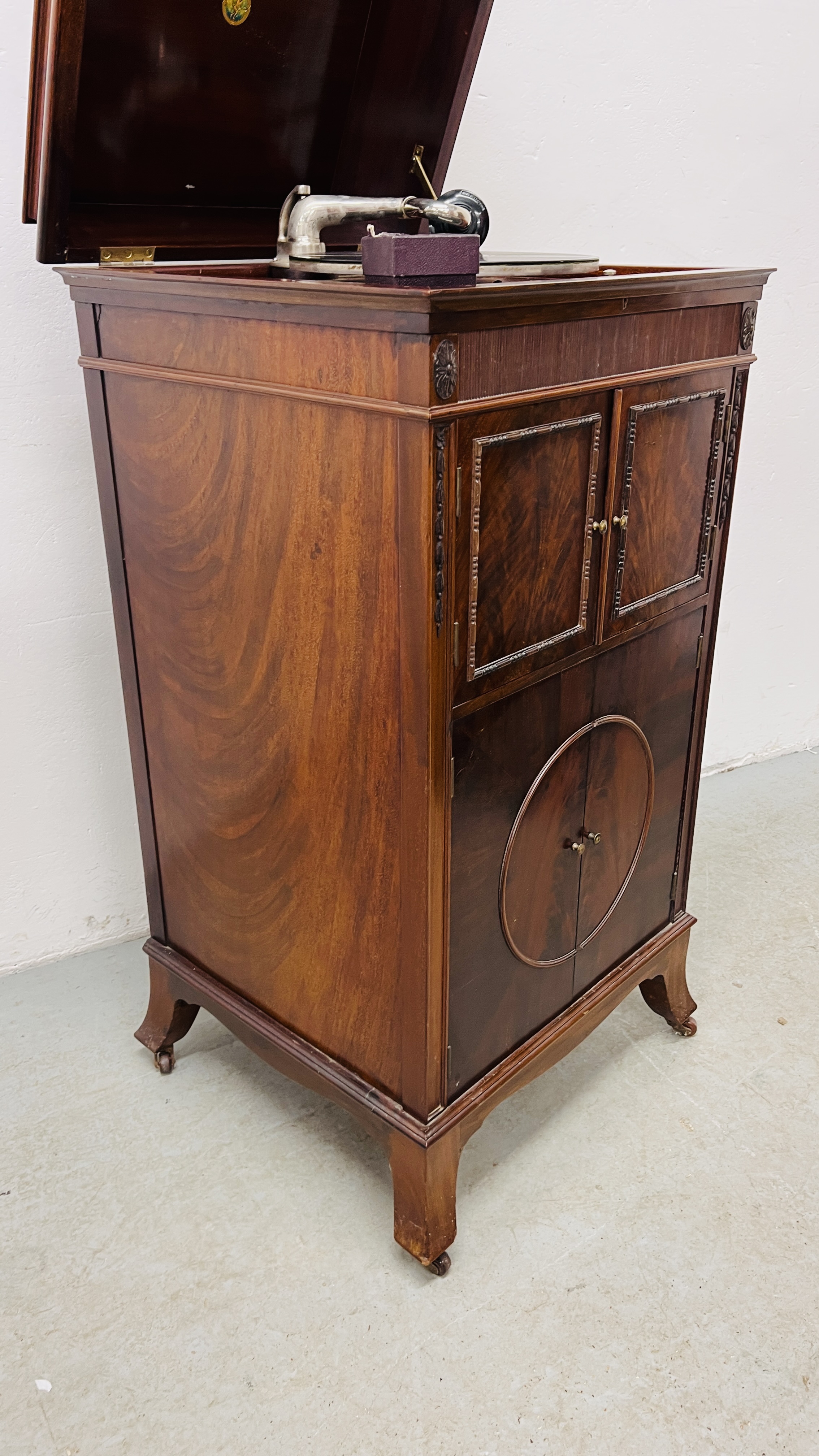 AN EARLY C20TH MAHOGANY CASED GRAMOPHONE, W 53CM, D 50CM, H 110CM. - Image 10 of 12