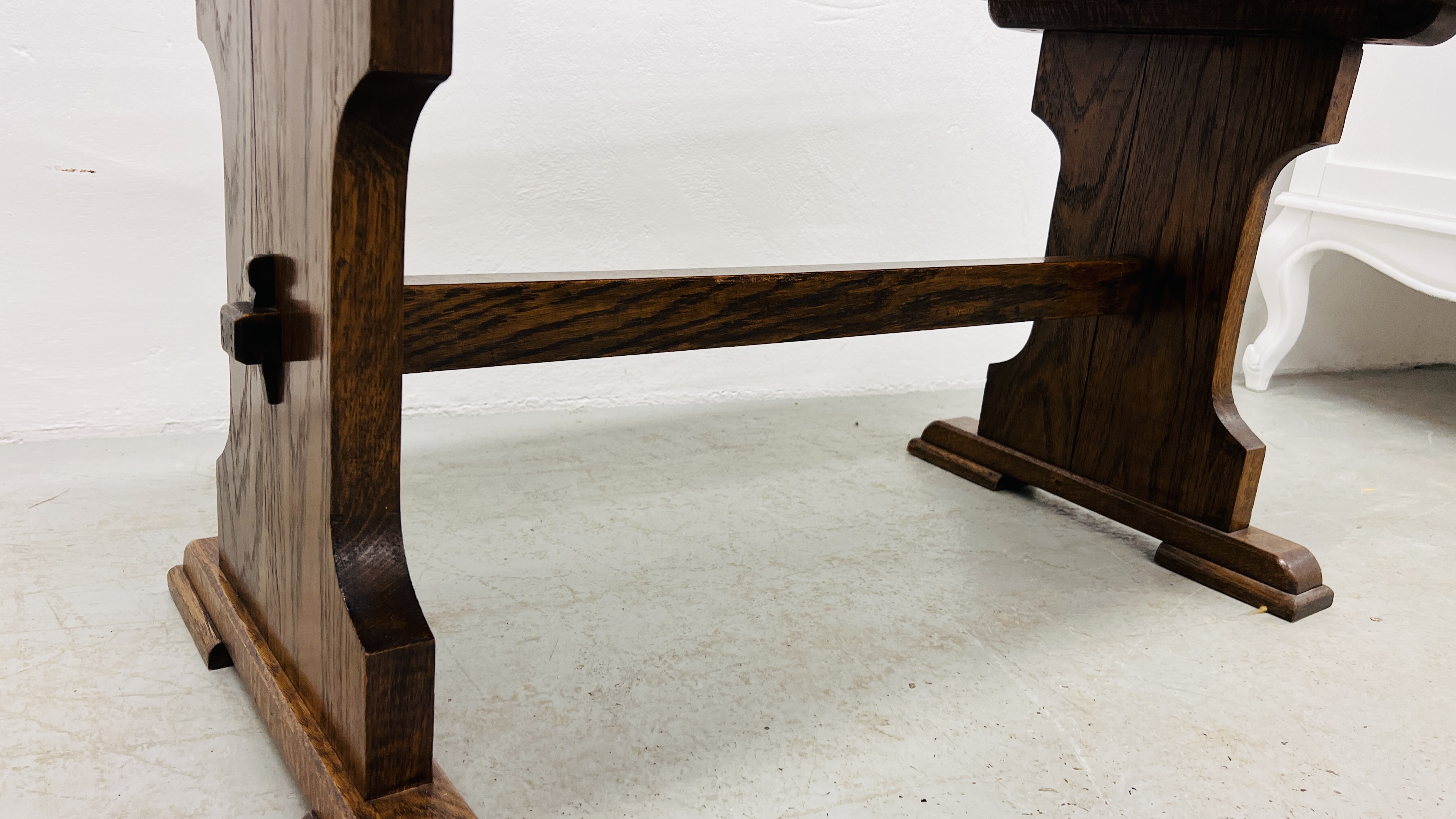 A SOLID OAK REFECTORY STYLE COFFEE TABLE WIDTH 50CM. LENGTH 89CM. HEIGHT 50CM. - Image 3 of 6