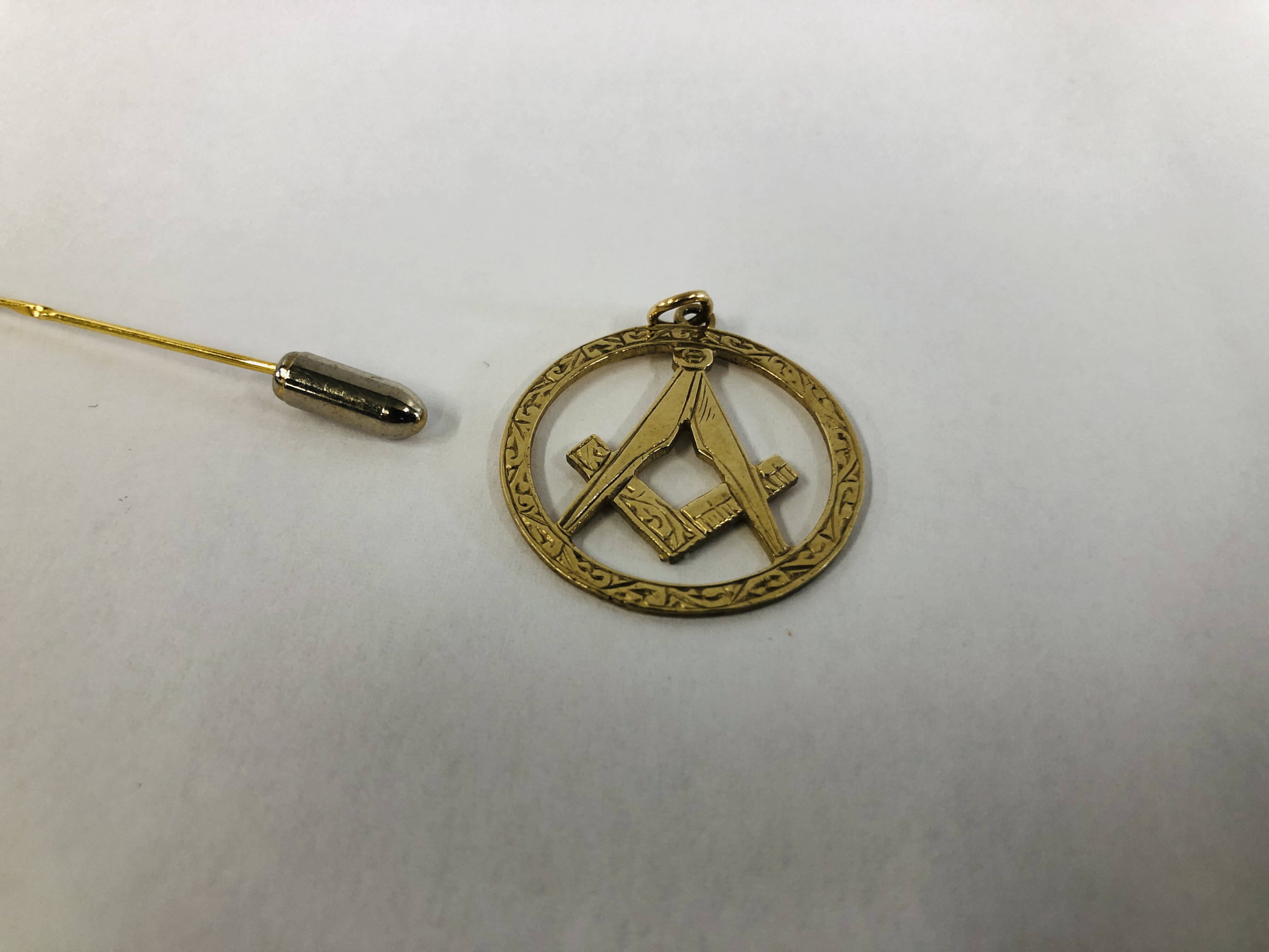 9CT. GOLD MASONIC JEWELLERY TO INCLUDE TWO PENDANTS AND A STICK PIN, 9CT. - Image 2 of 12