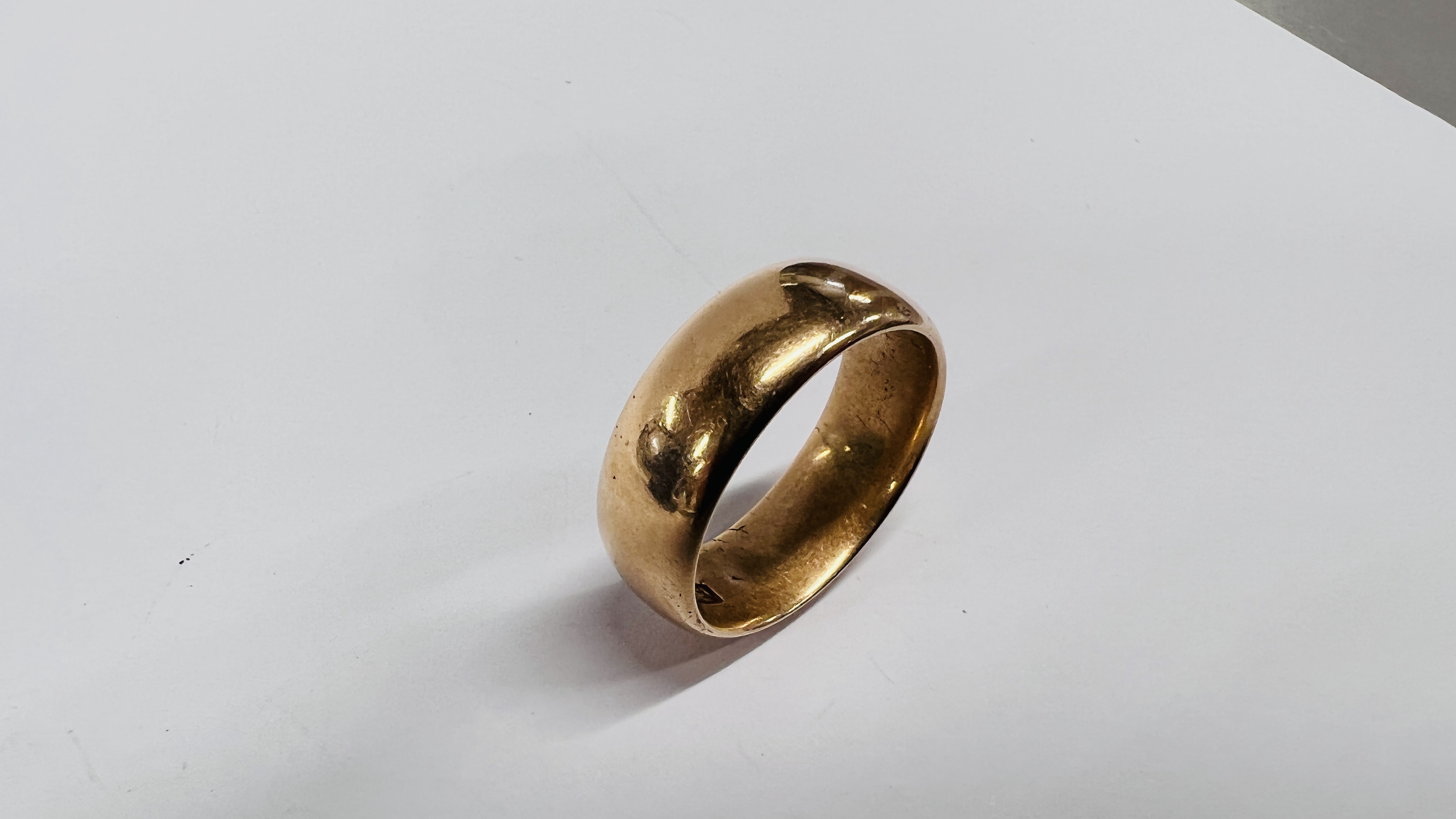 A 15CT GOLD GENTLEMAN'S WEDDING BAND. - Image 5 of 7