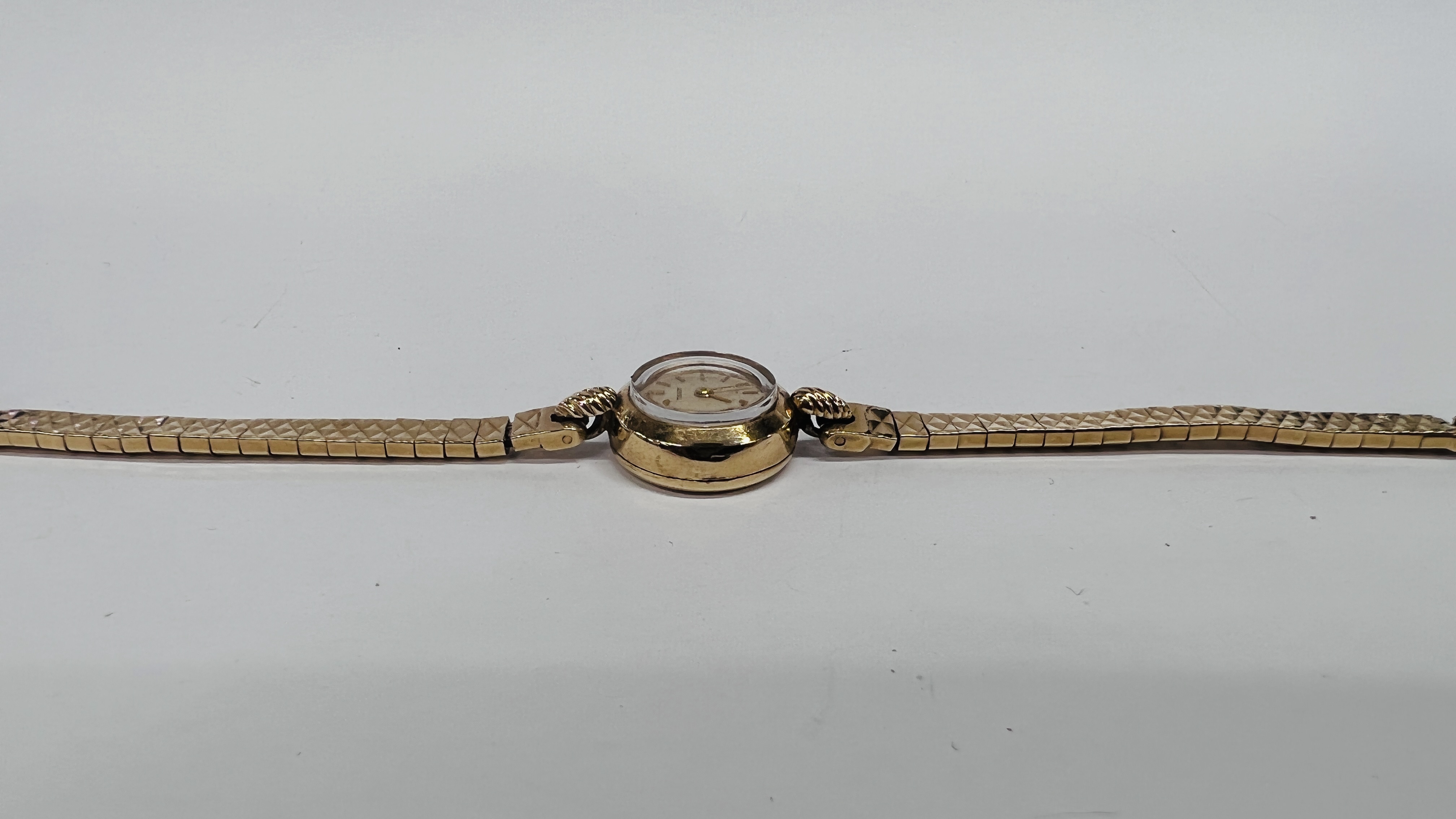 A LADY'S 9CT GOLD TISSOT WRISTWATCH WITH BATON NUMERALS, ON A 9CT GOLD BRACELET. - Image 12 of 13