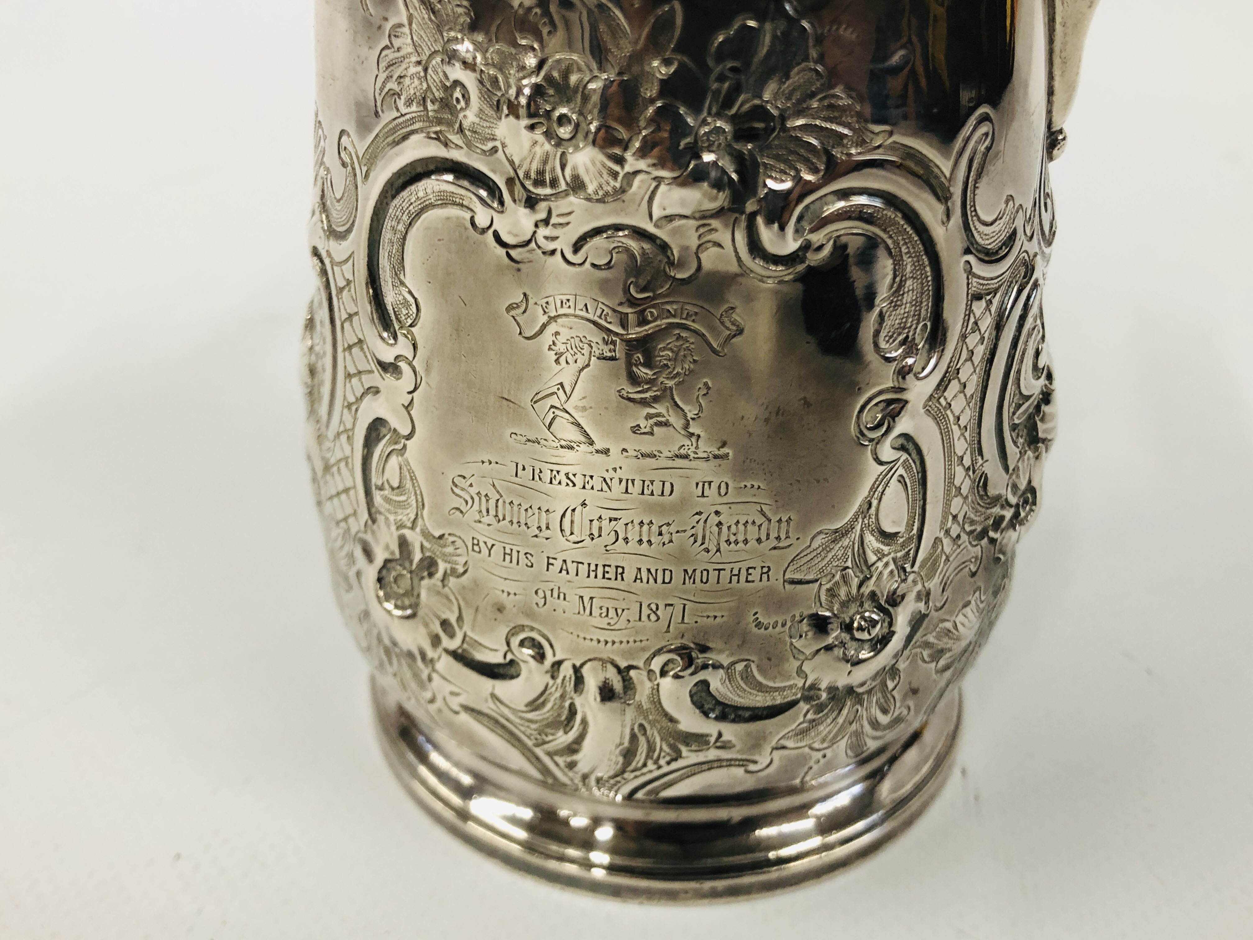 A GEORGE I BRITANNIA STANDARD SILVER LIPPED TANKARD WITH LATER DECORATION AND INSCRIPTION HEIGHT - Image 4 of 8