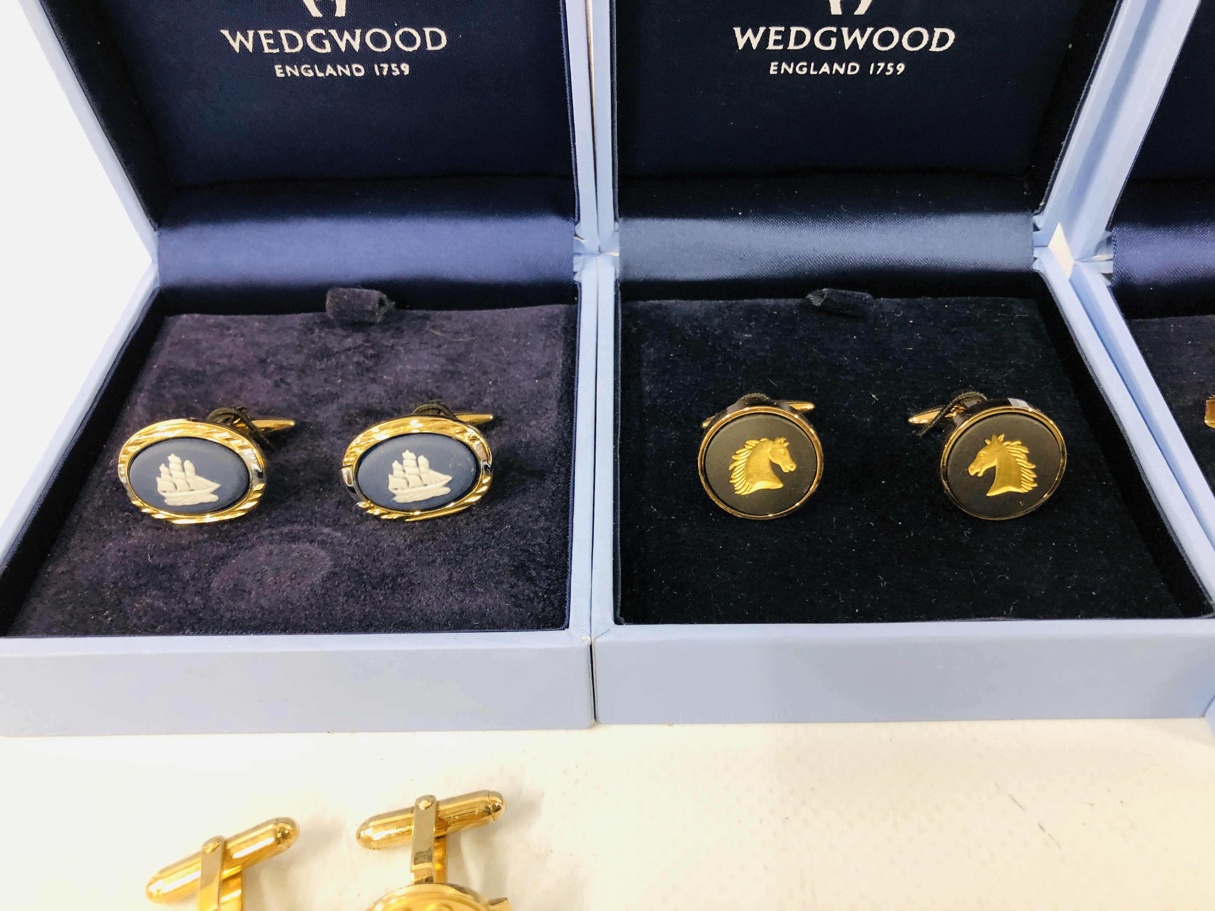PAIR OF OVAL WEDGWOOD CUFF LINKS DEPICTING SHIPS ALONG WITH A MATCHING TIE CLIP AND A FURTHER PAIR - Image 3 of 4